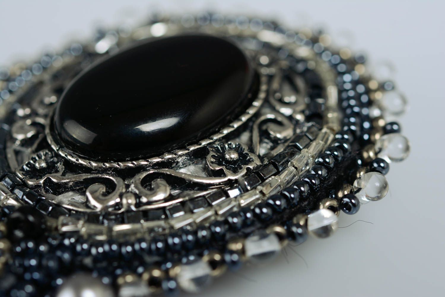 Broche noire brodée perles de rocaille agate naturelle base en cuir faite main photo 4