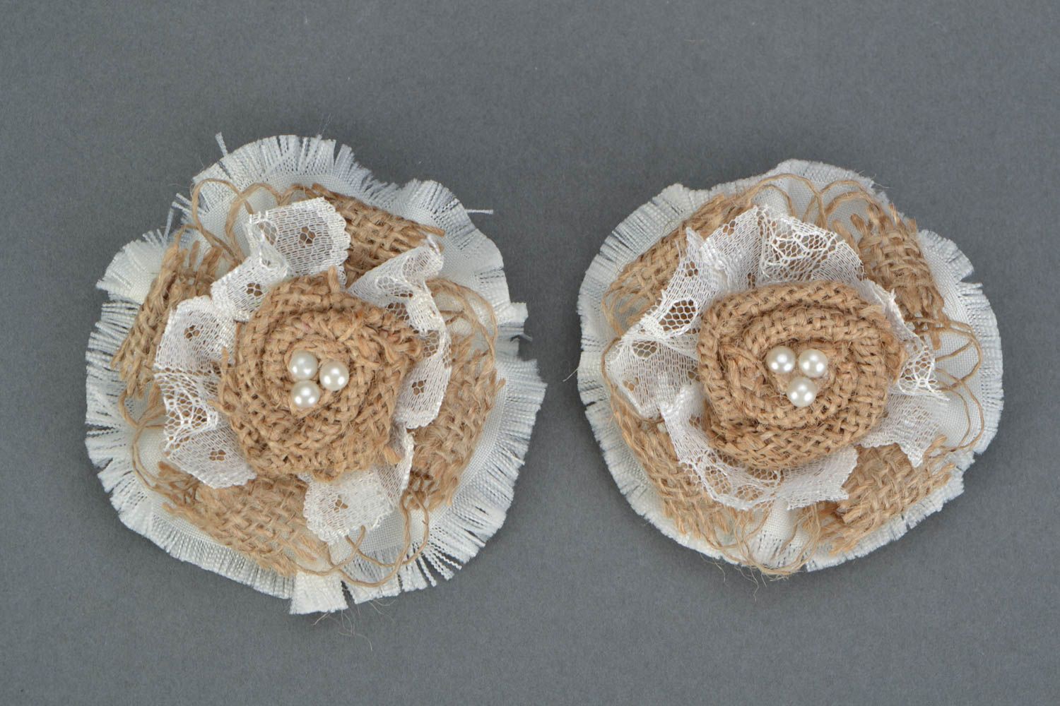 Set of 2 handmade beige and white brooches with tender burlap flowers with lace photo 1