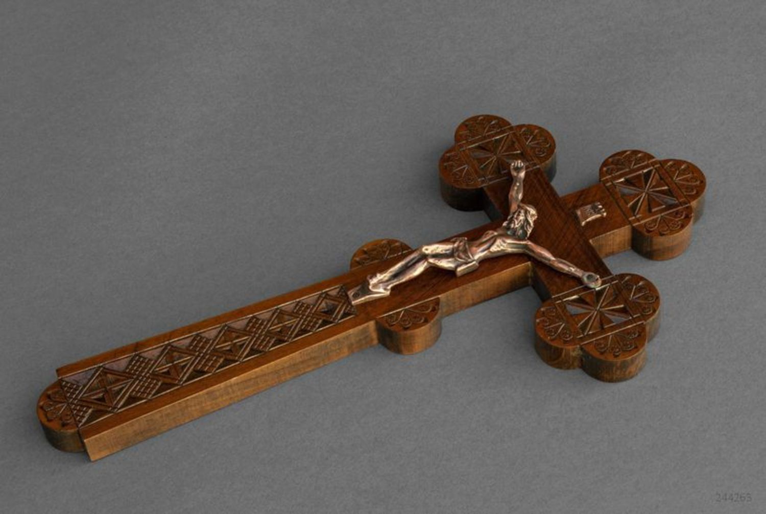 Настенный крест с распятием фото 1