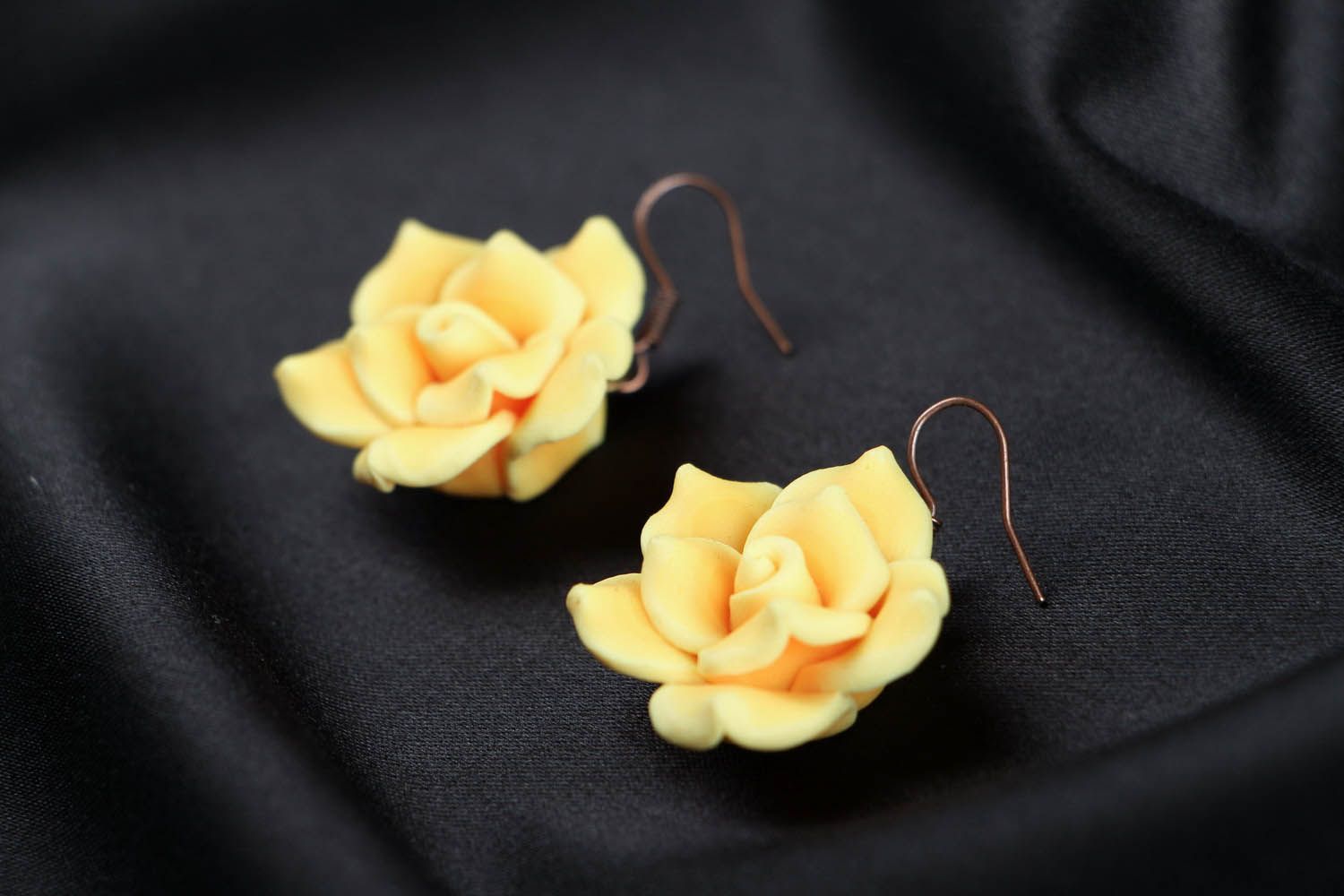 Boucles d'oreilles en argile polymère Roses jaunes photo 2