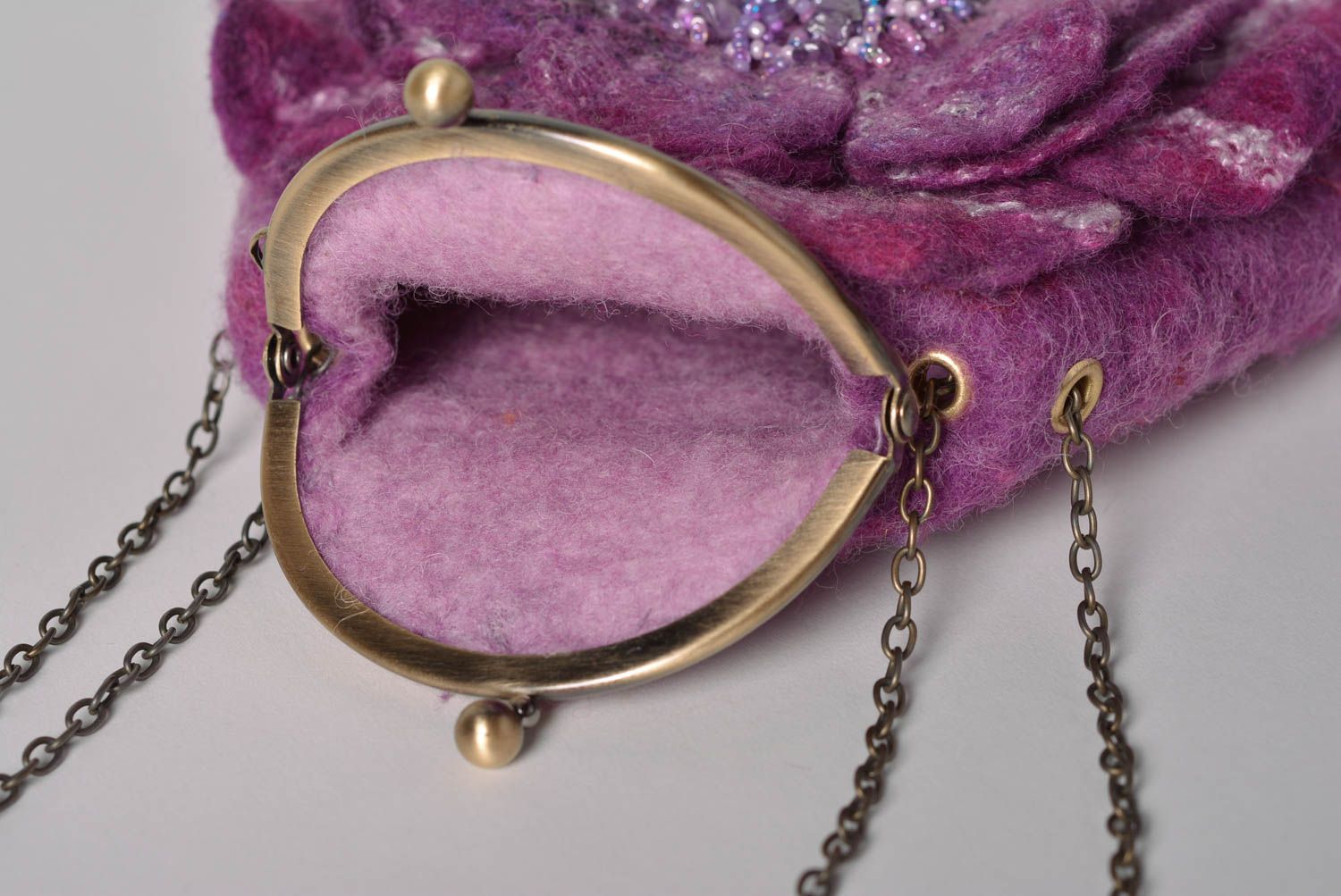 Sac à chaînette petit violet laine feutrée fleur en relief beau fait main photo 4