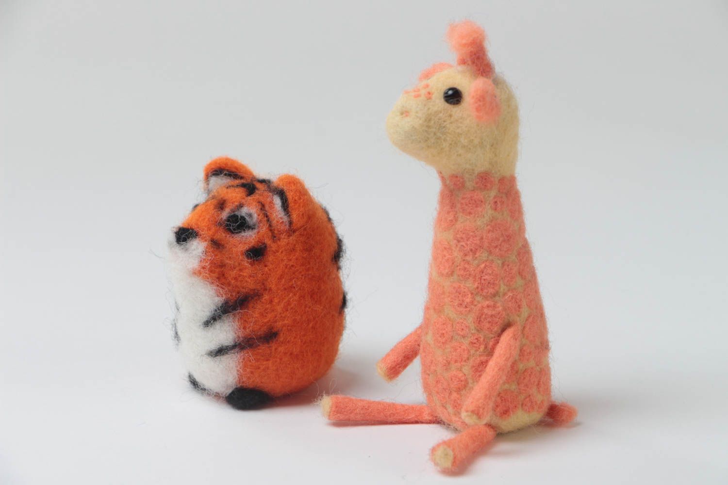 Set de juguetes de lana jirafa y tigre en técnica de fieltro seco artesanales  foto 4