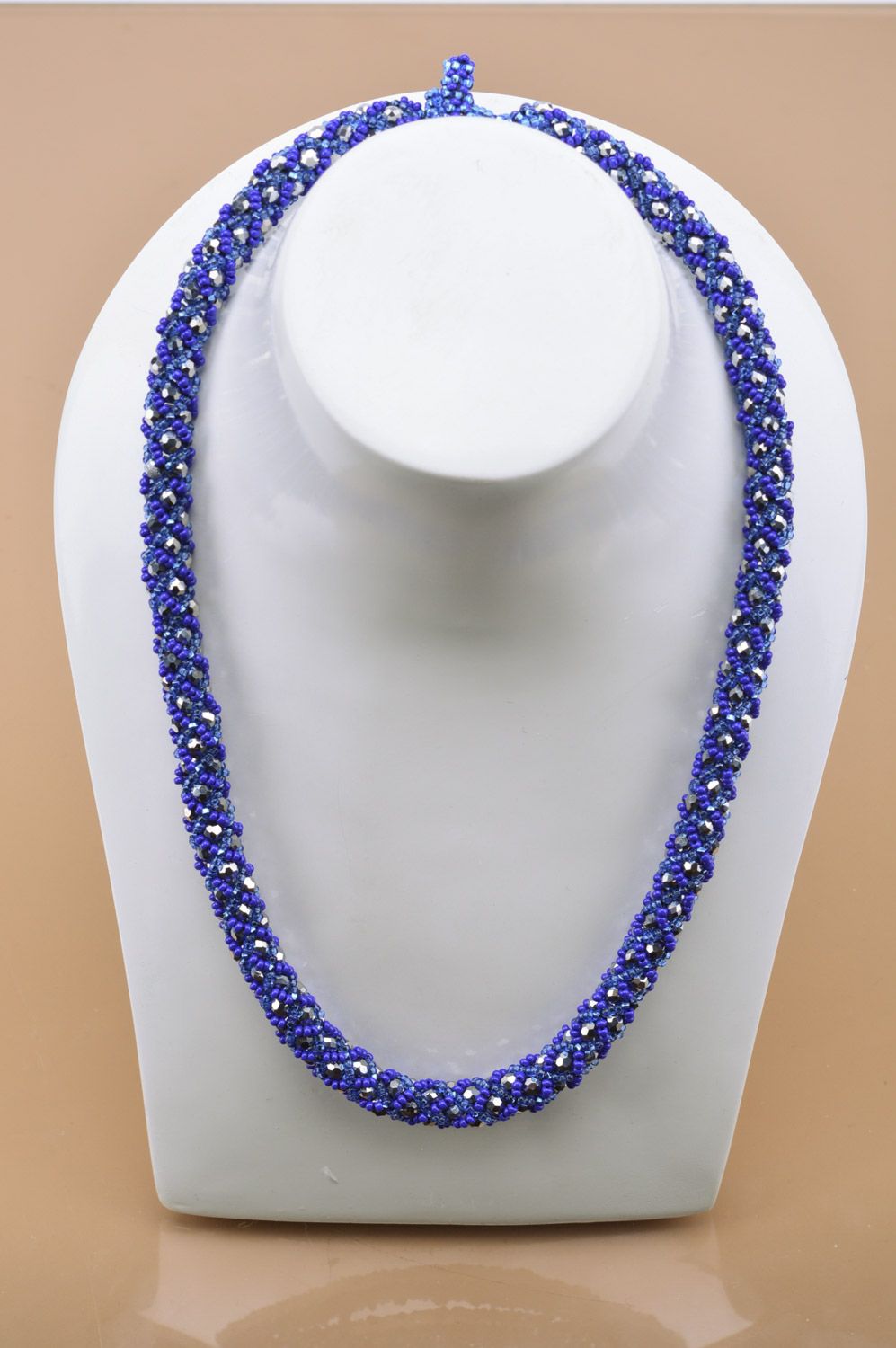 Collier fait main original en perles de rocailles design de couleur bleue photo 3