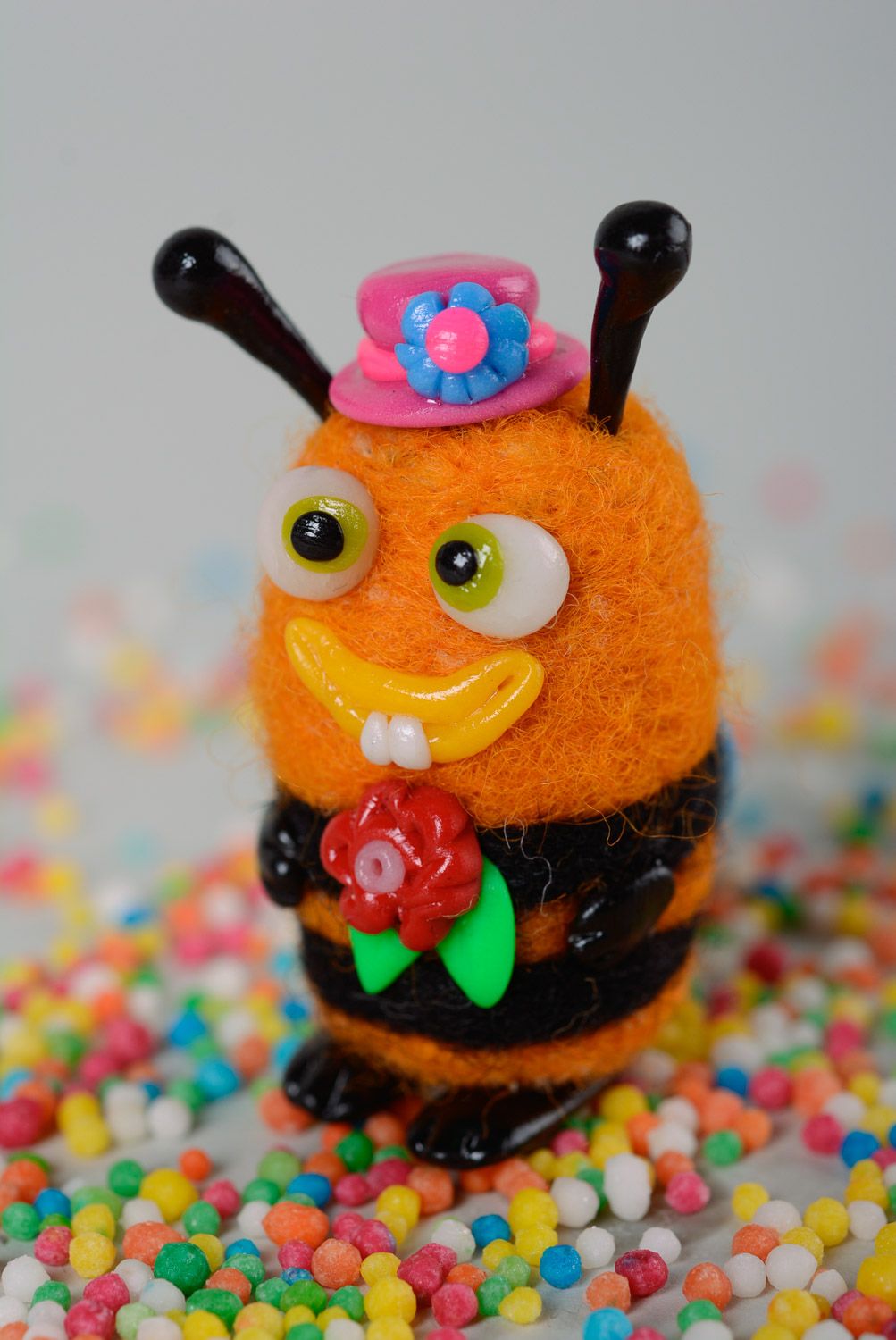 Миниатюрная валяная игрушка из шерсти и полимерной глины ручной работы пчелка фото 1