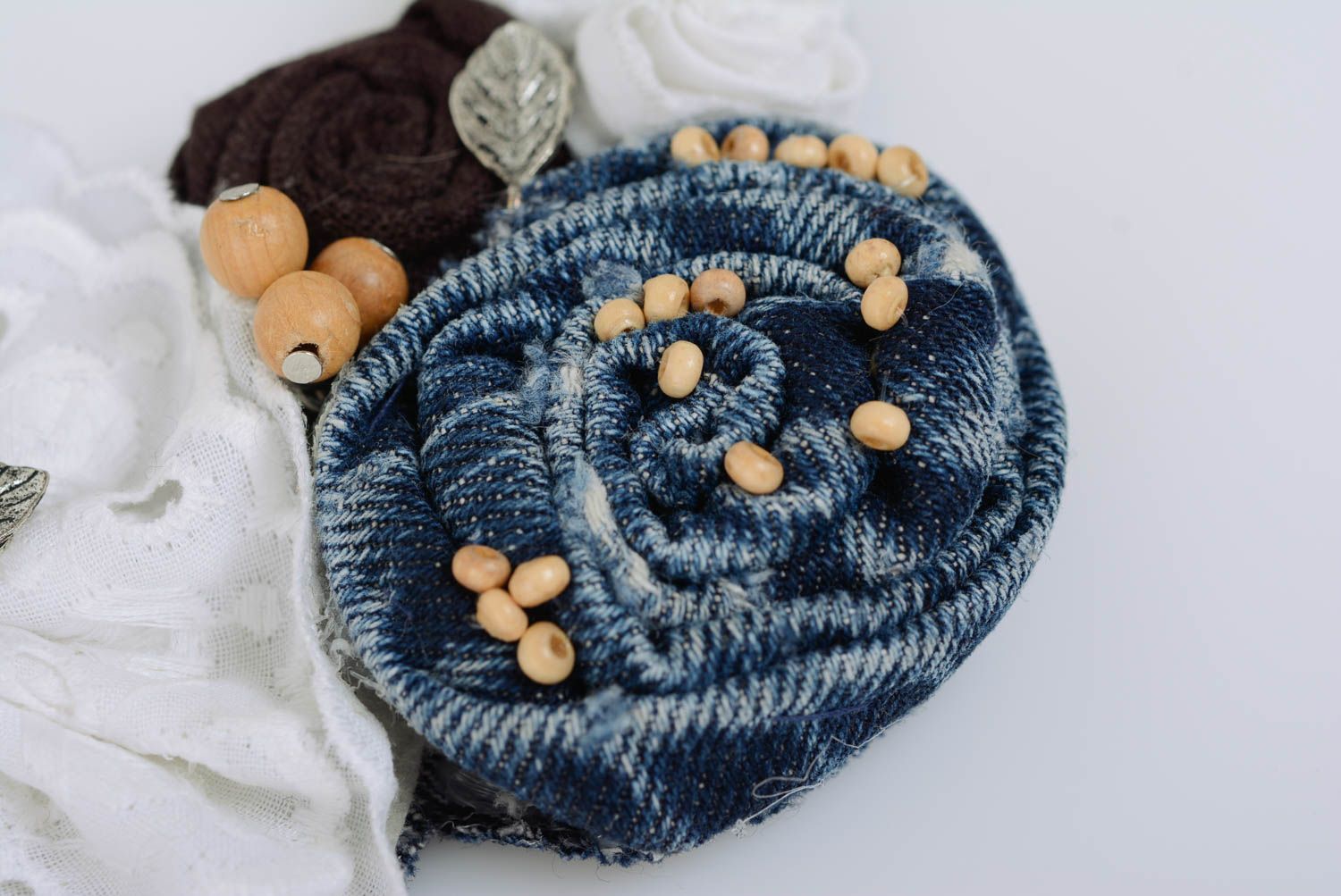 Collier en jean et lin avec perles en bois fait main original sur chaîne photo 3
