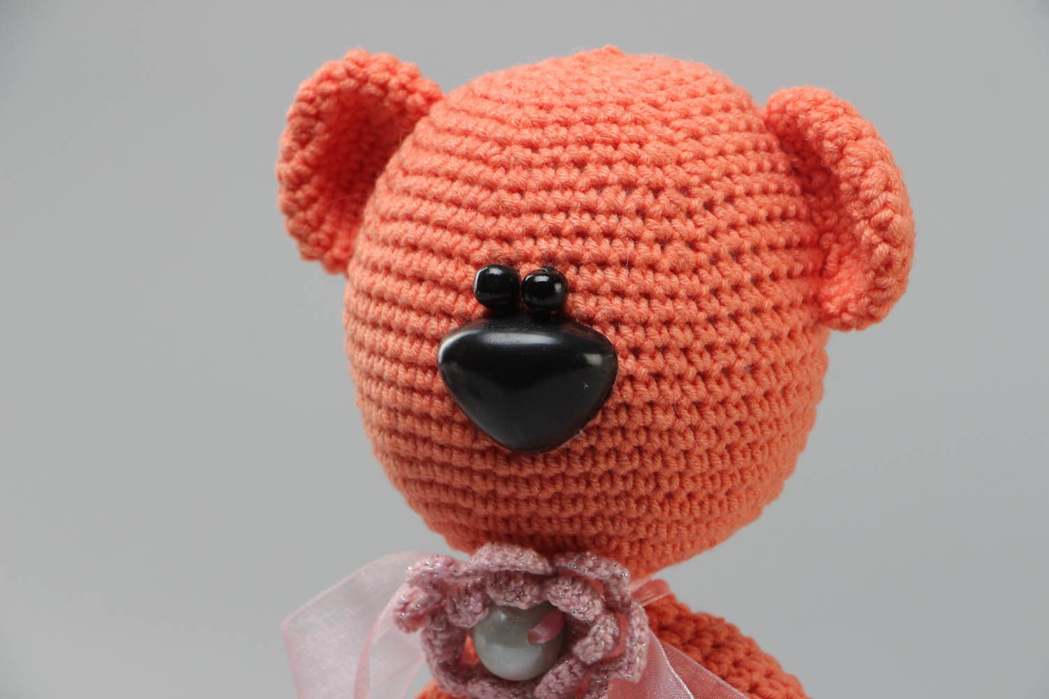 Вязаная игрушка крючком из акриловых ниток мягкая ручной работы Медведь розовый фото 3