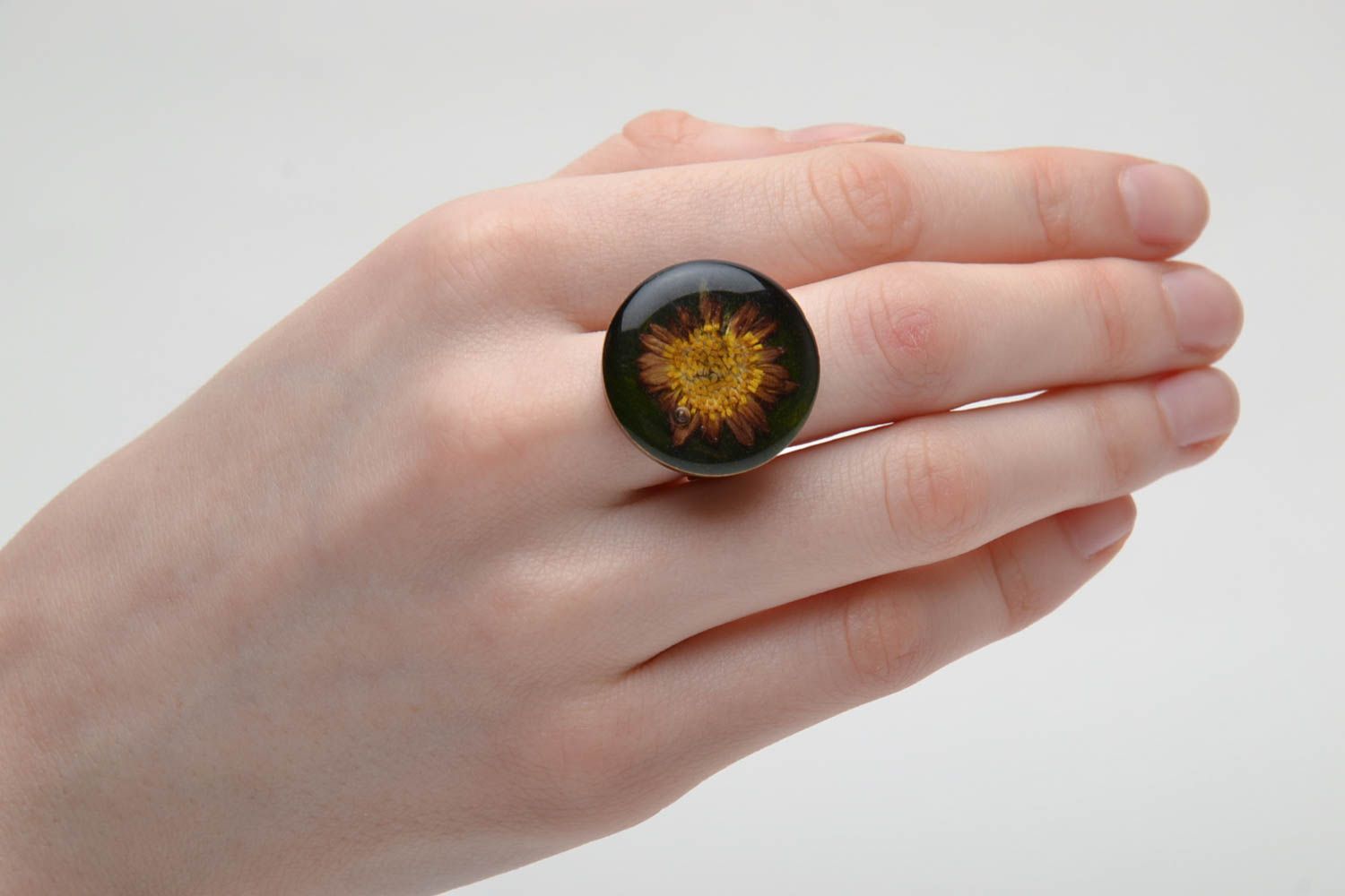 Круглое кольцо с живым цветком внутри  фото 2