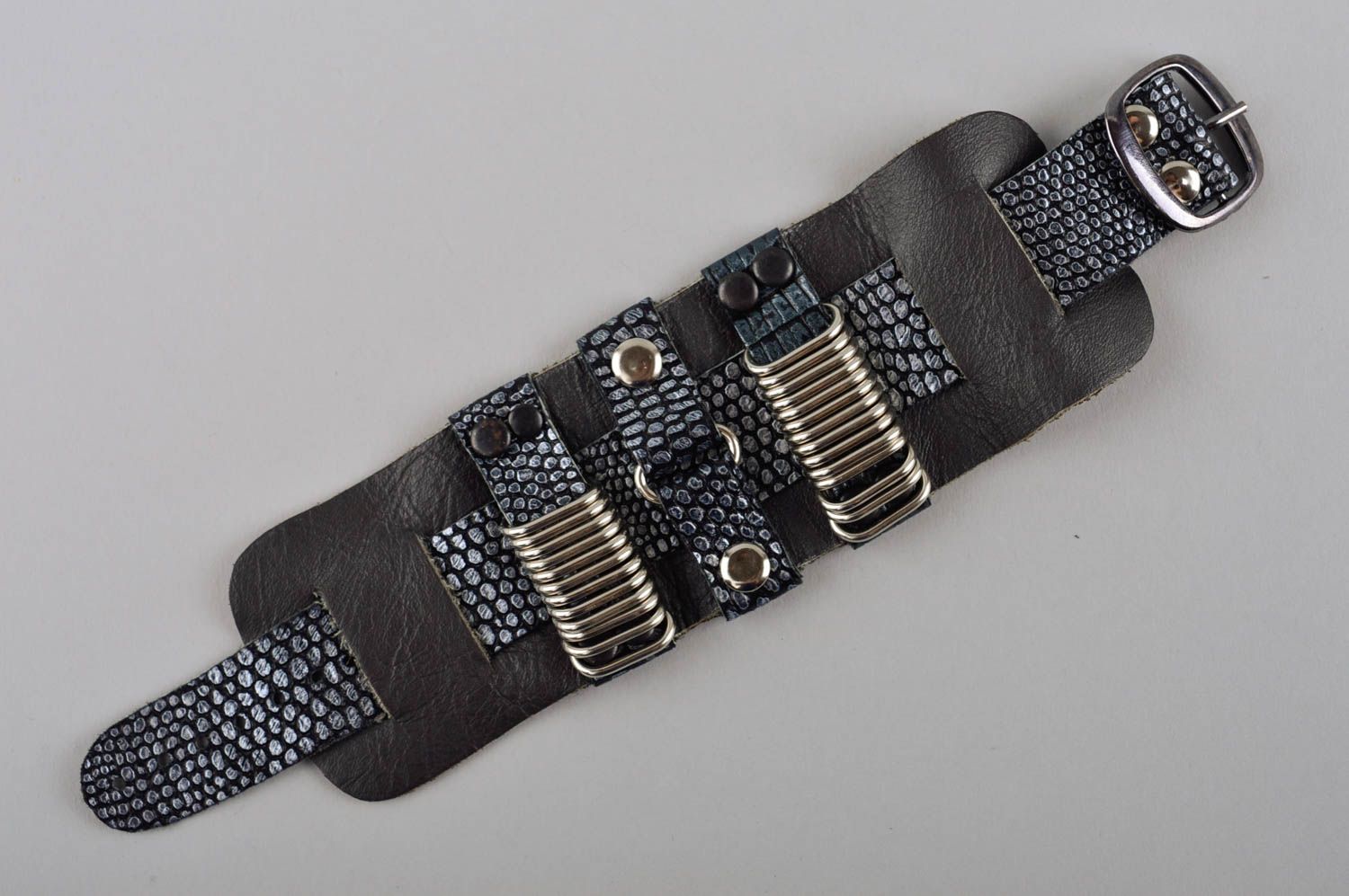 Bracelet large Bijou fait main noir en cuir design original Cadeau femme photo 4