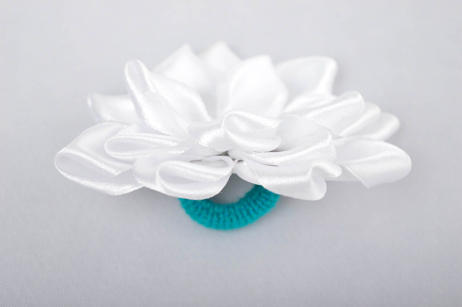 Детская резинка handmade аксессуар для волос резинка из лент белый цветок фото 3