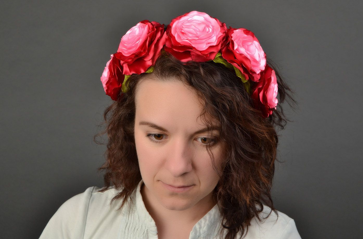 Diadema para el pelo de cintas de raso con forma de flores foto 1