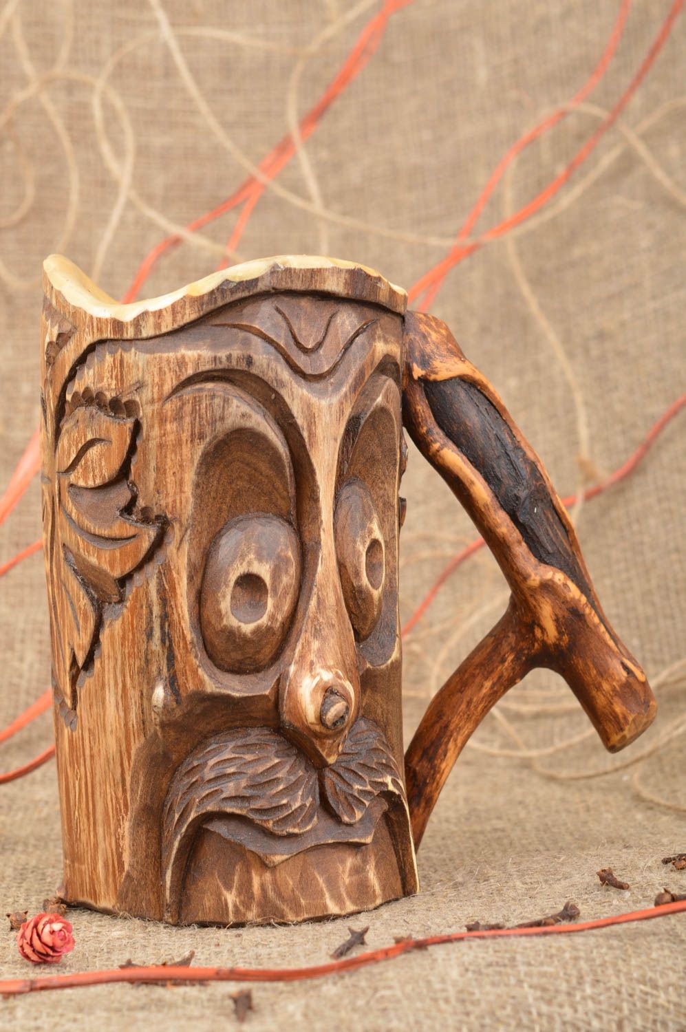 Деревянная кружка ручной работы в технике резьбы авторская оригинальная фото 1