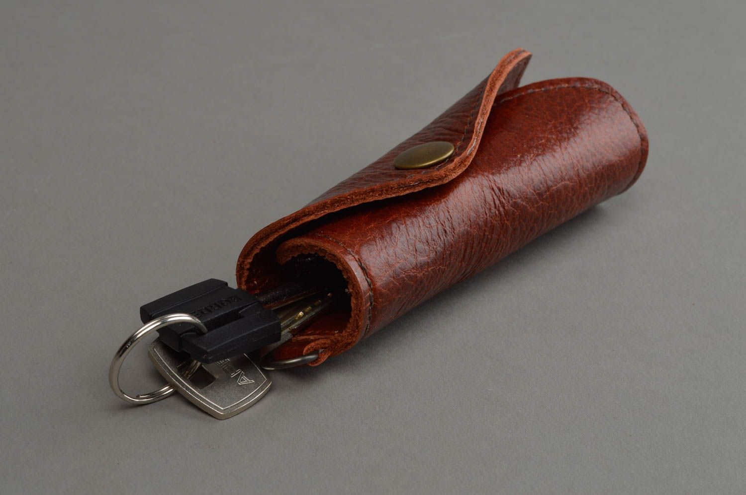 Étui porte-clés en vrai cuir fait main sur bouton accessoire original bordeaux photo 1