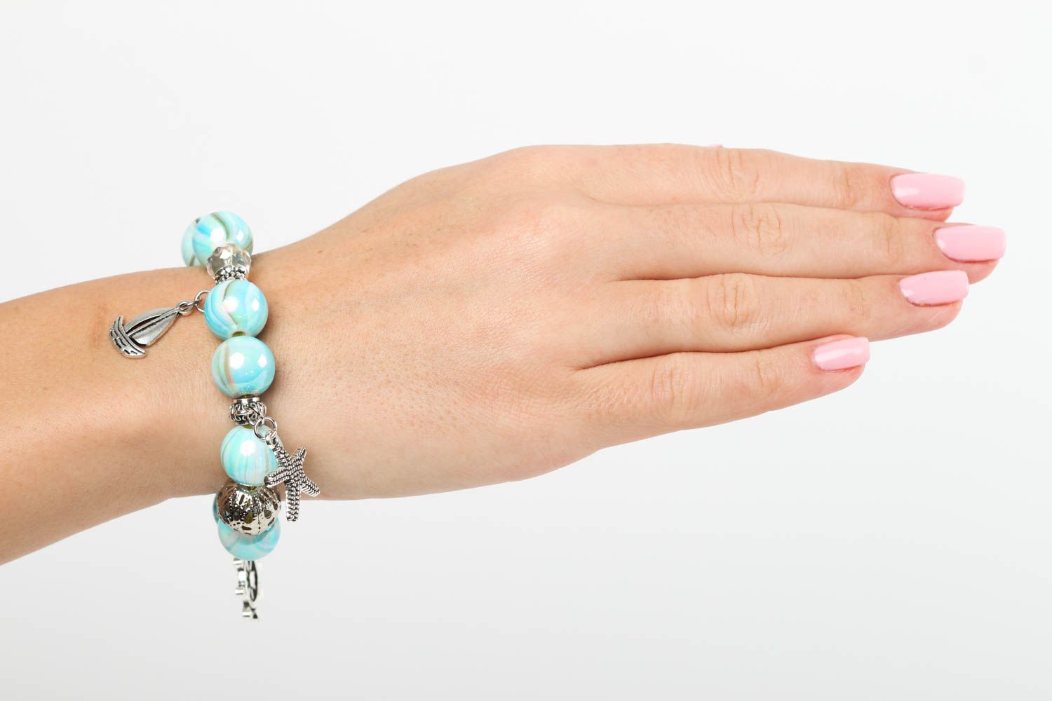 Bracelet bleu clair Bijou fait main breloques style marin Cadeau femme photo 5