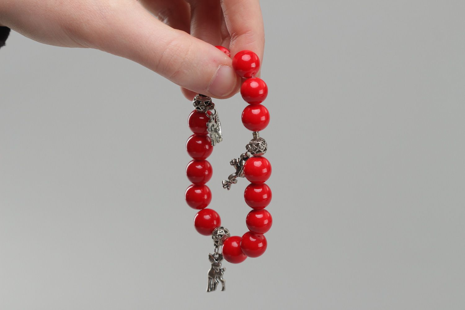 Красный браслет на руку с подвесками из искусственного коралла нарядный для девушки фото 5