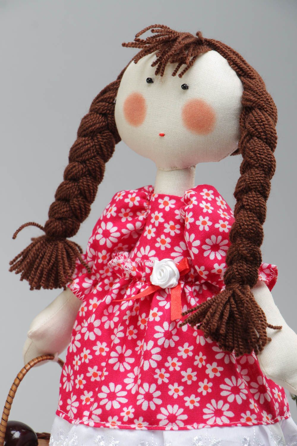 Текстильная кукла в красном платье ручной работы для девочки оригинальная мягкая фото 3