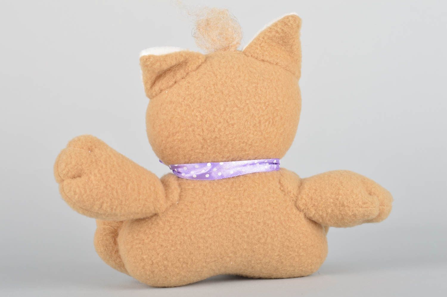 Peluche chat beige avec noeud violet faite main en tissu polaire originale photo 5