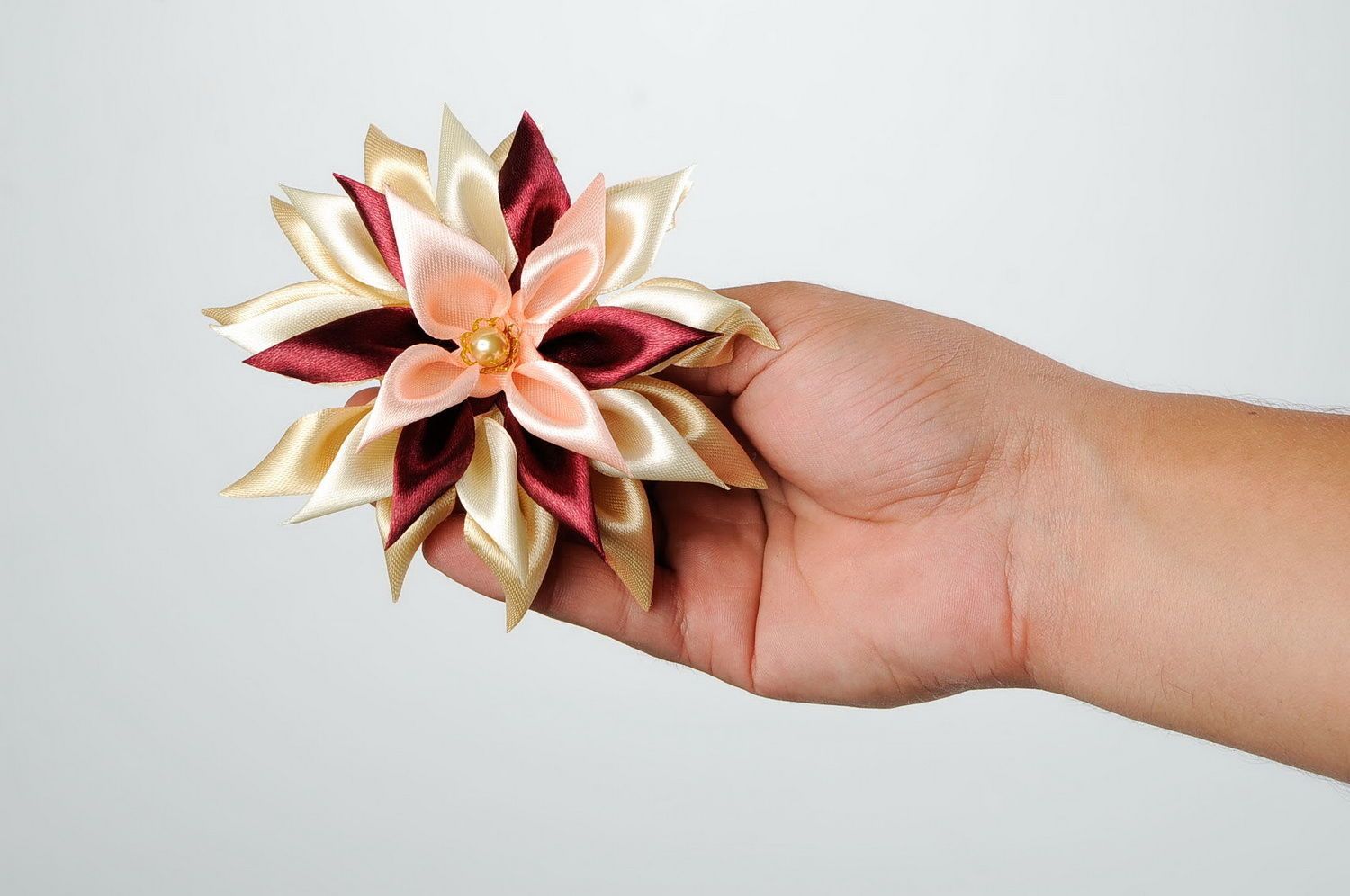 Haargummi-Blume aus Atlasbändern foto 2