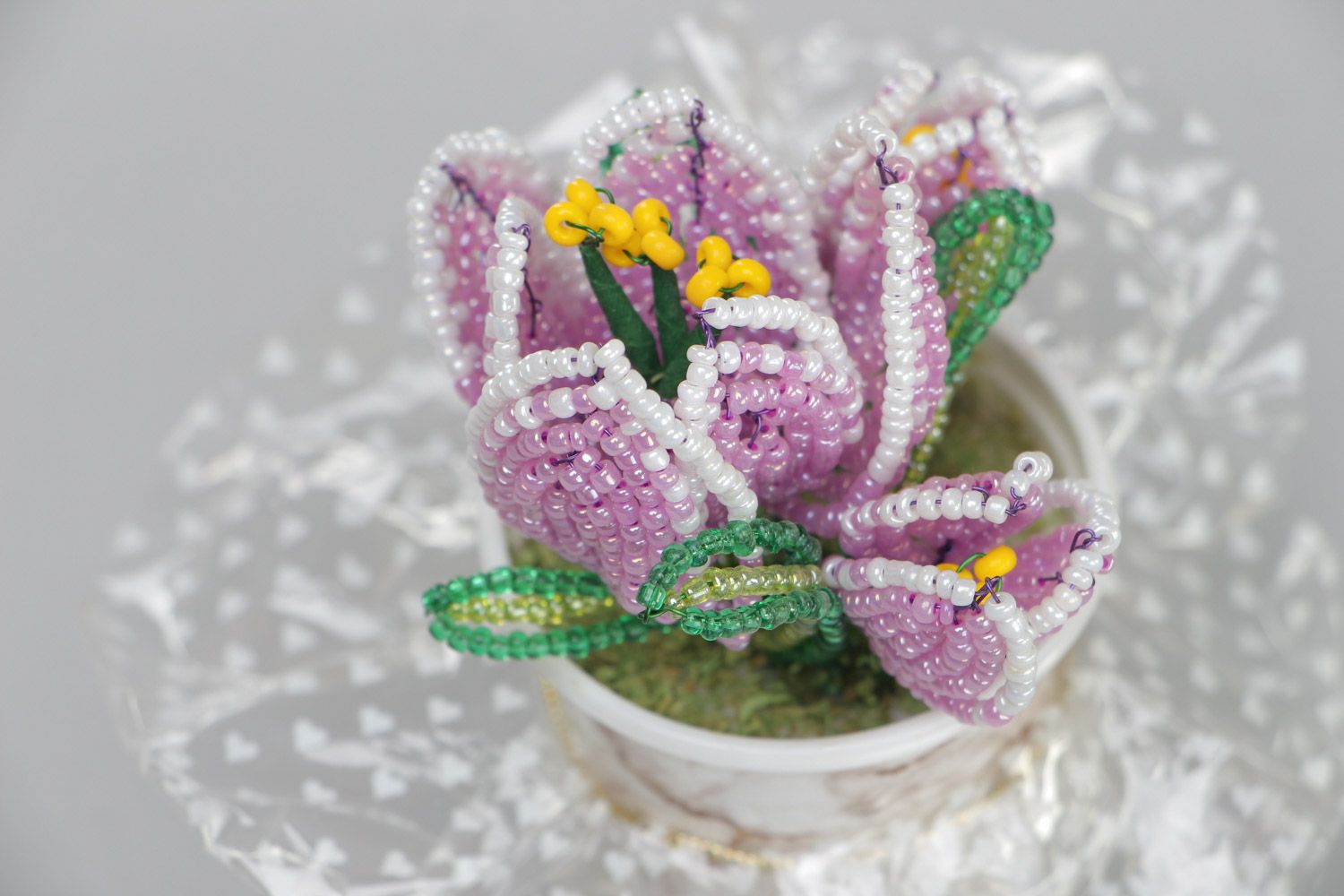 Красивые цветы из китайского бисера сплетенные в виде фиолетовых крокусов фото 3