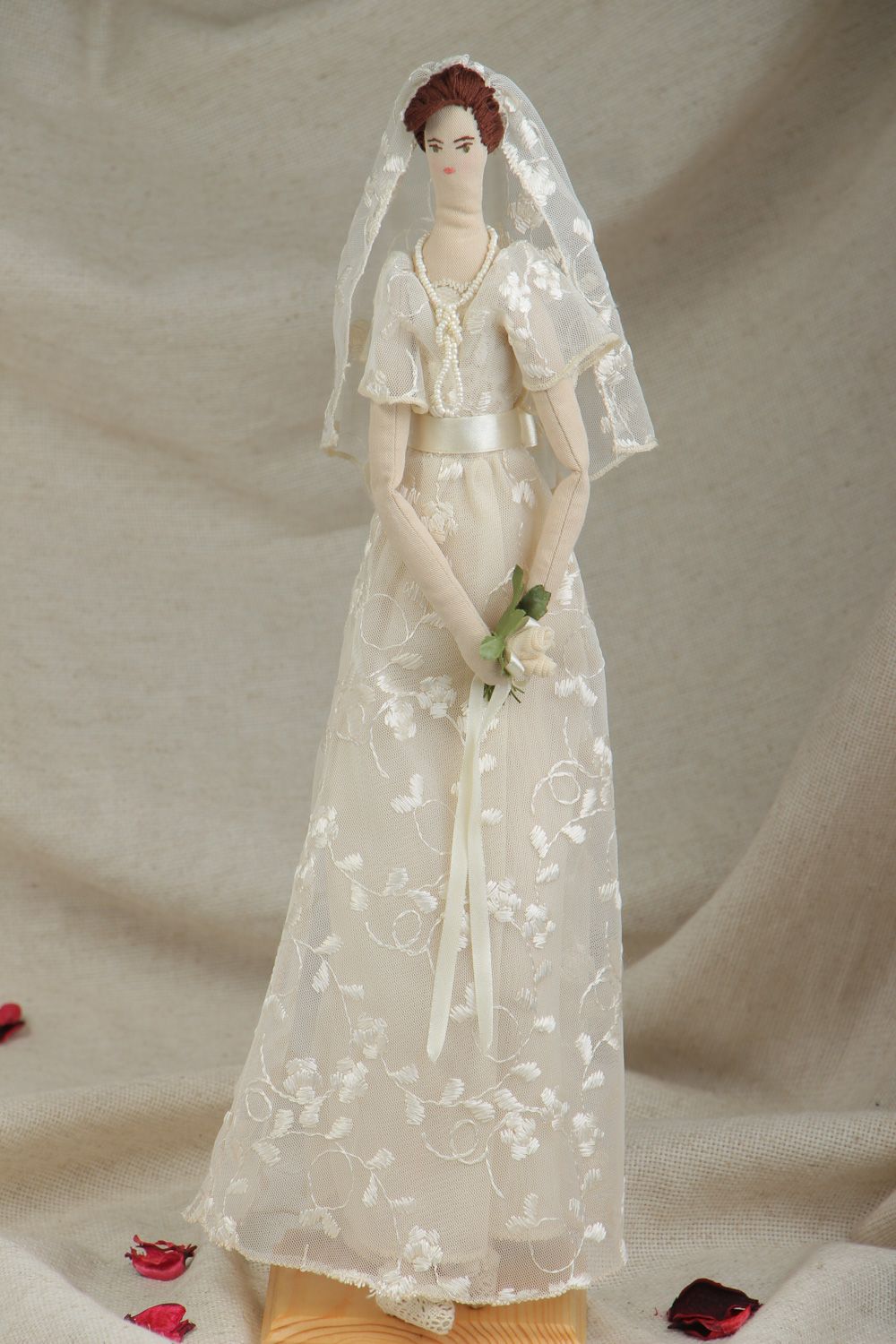 Grande poupée mariée en tissus faite main décorative originale design Marie photo 5