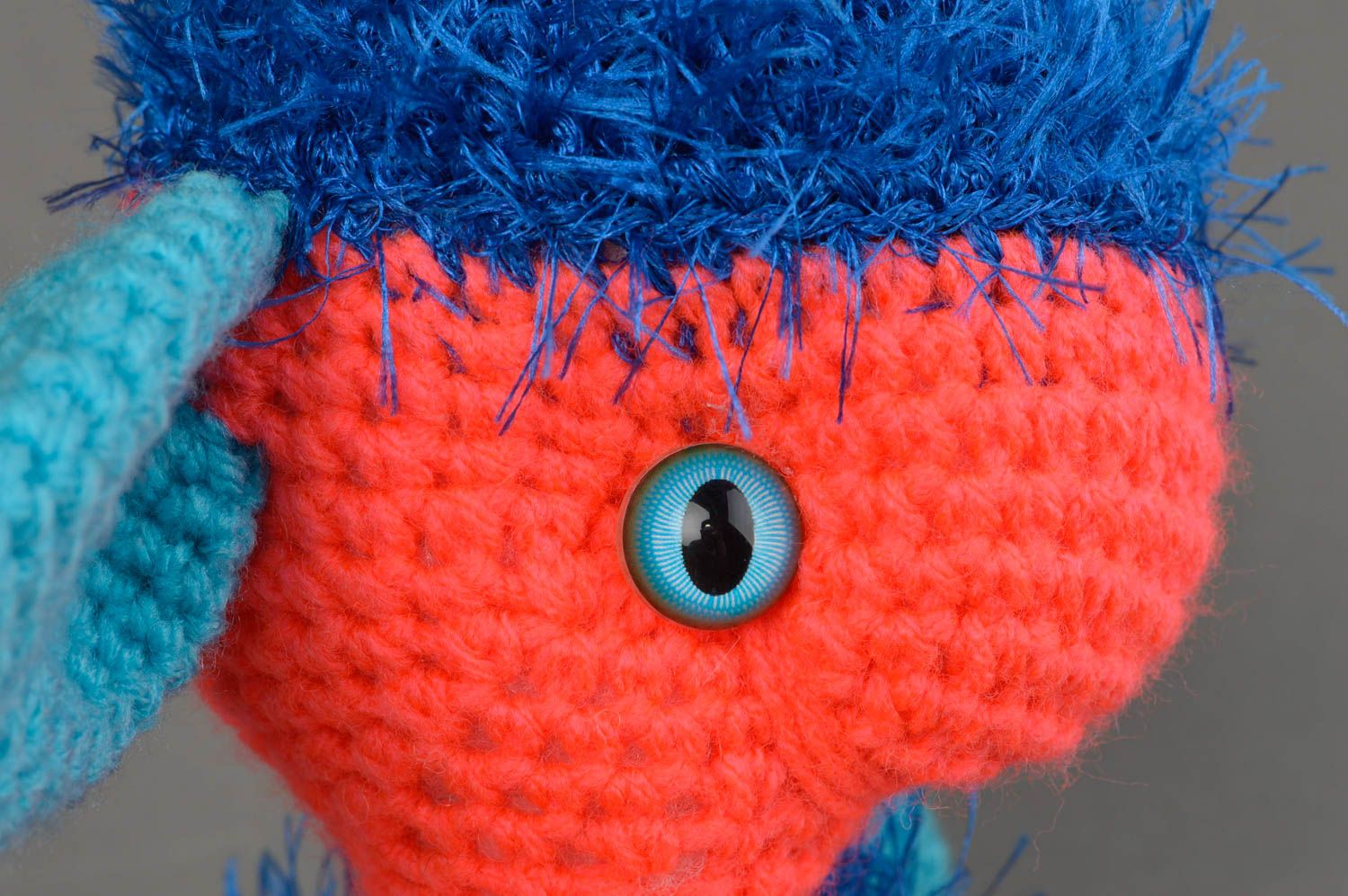 Peluche extraterrestre tricotée au crochet rouge-bleu originale faite main photo 5