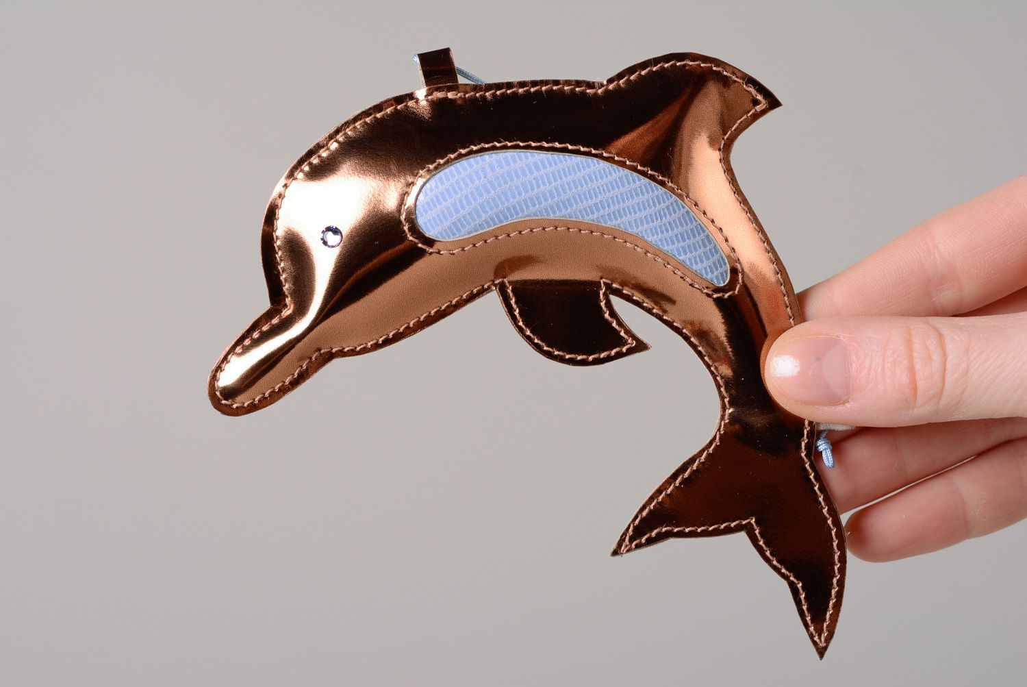 Joli porte-clefs Dauphin original en vrai cuir accessoire fait à la main photo 2