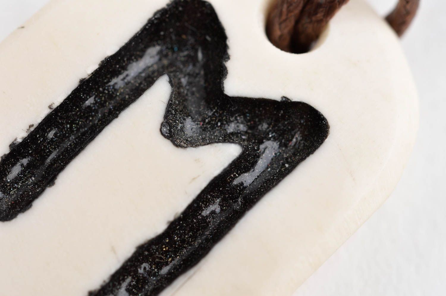 Pendentif rune Ehwaz Bijou fait main en os de boeuf Accessoire original unisexe photo 5