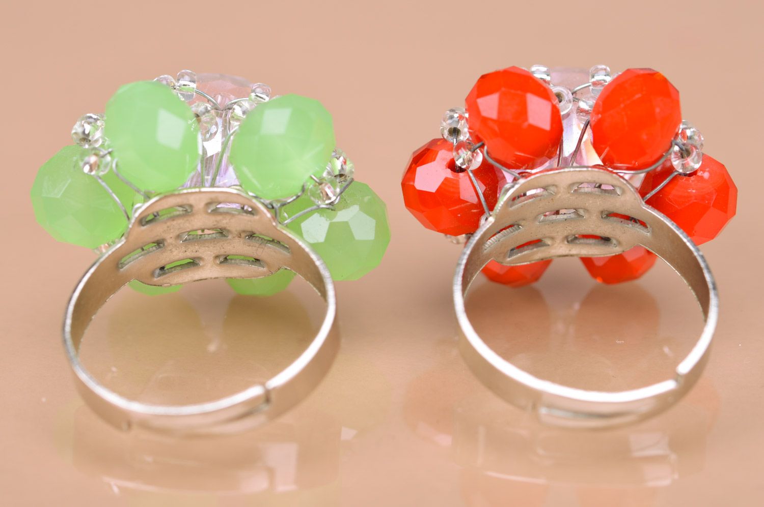 Schmuckset aus Glasperlen Ringe mit Blumen handmade grün rot 2 Stück foto 5