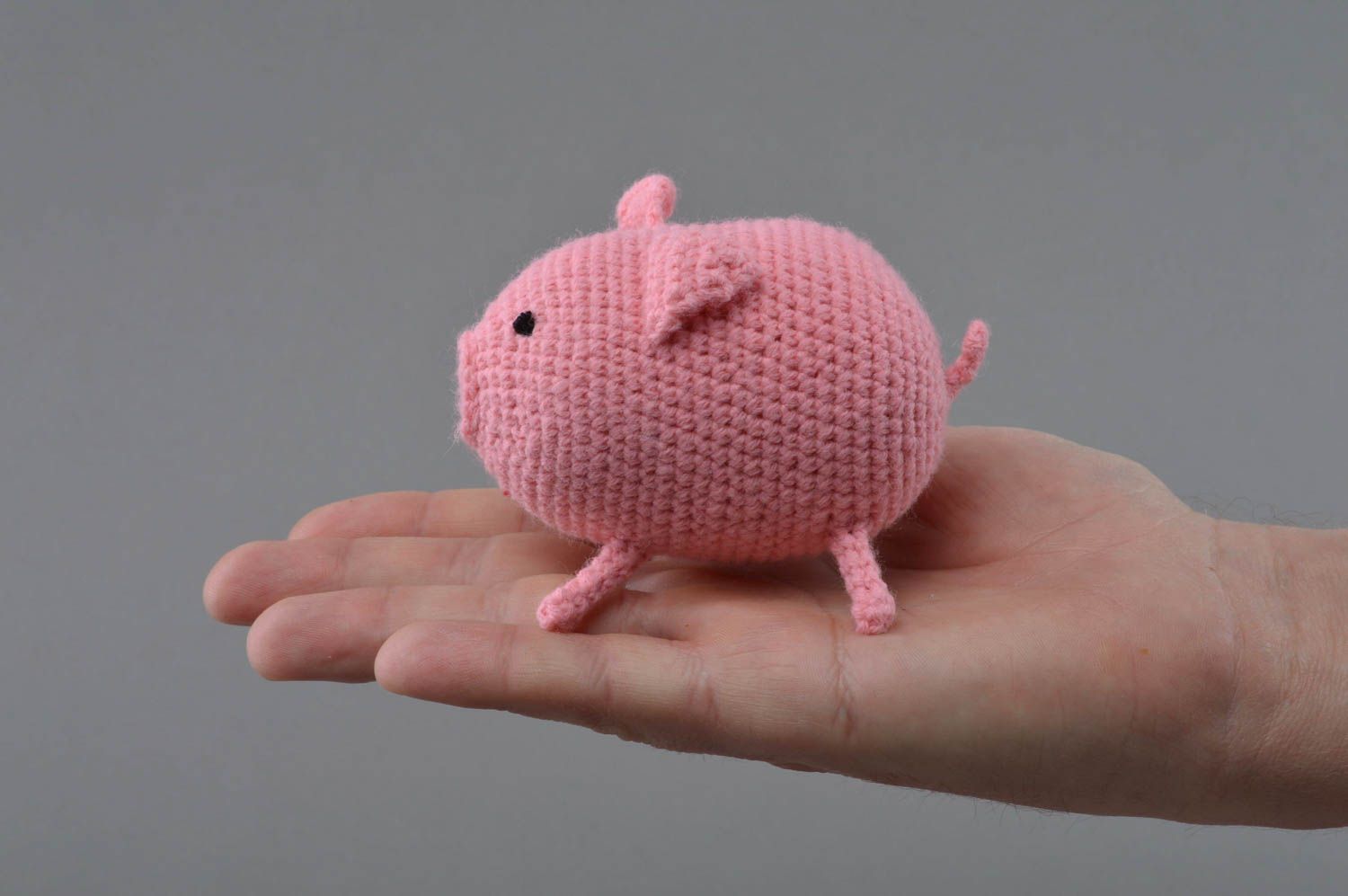 Kleines rosa gehäkeltes Kuscheltier Schwein künstlerische Handarbeit foto 4