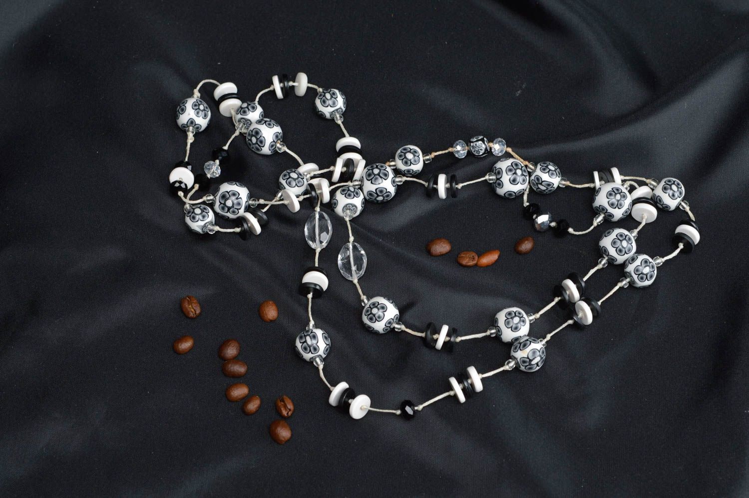 Handmade schwarz weiße lange Halskette aus Polymerton an Baumwollfaden für Damen foto 1