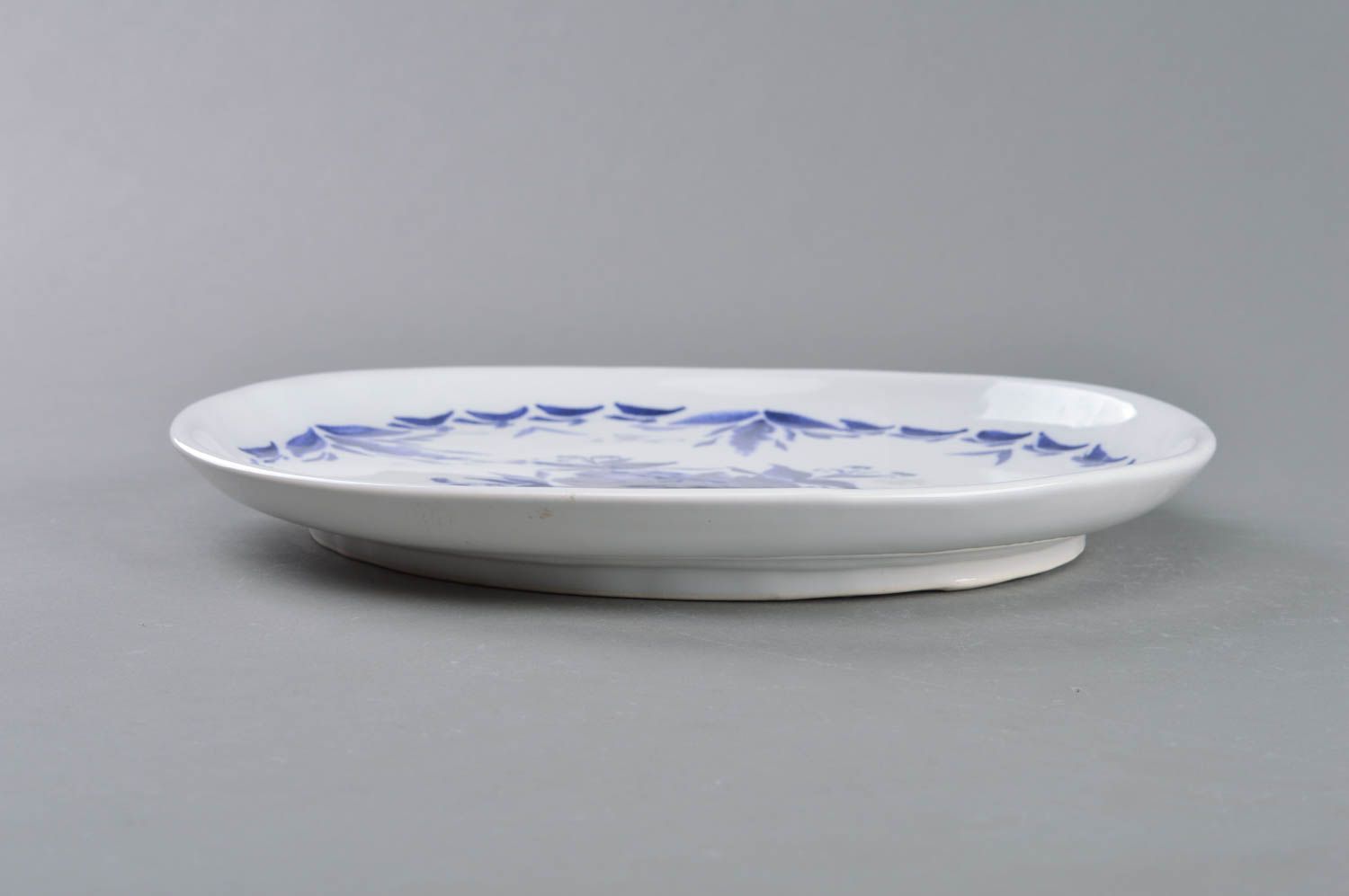Grande assiette ronde porcelaine à motif floral bleu belle originale faite main  photo 1