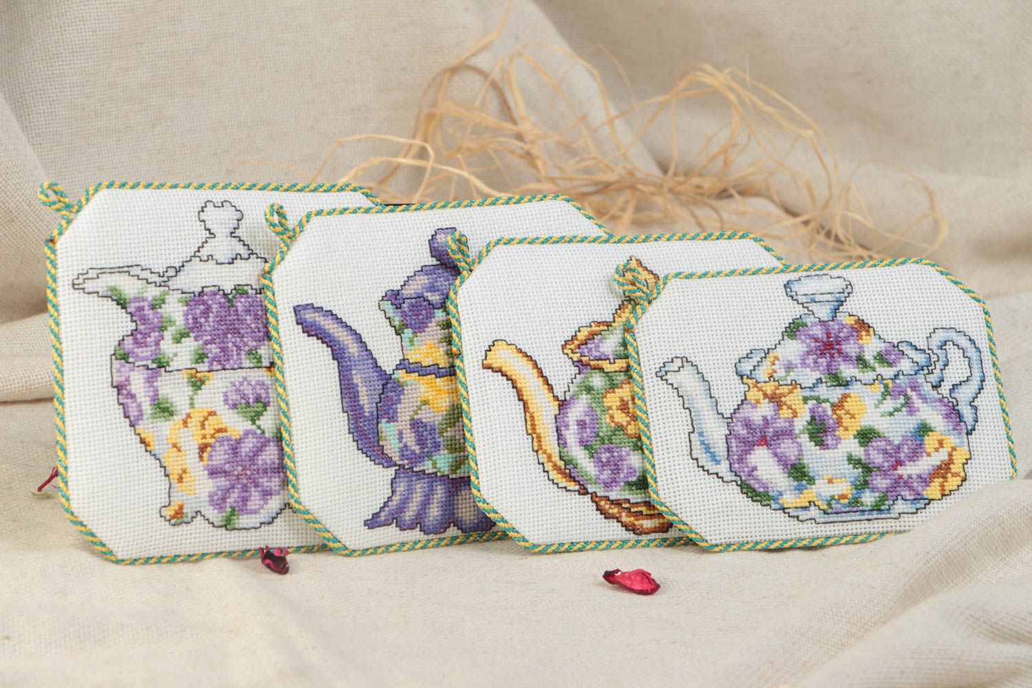 Handmademachtes Textil Untersetzer Set für Tassen mit Kreuzstickerei 4 Stück foto 1