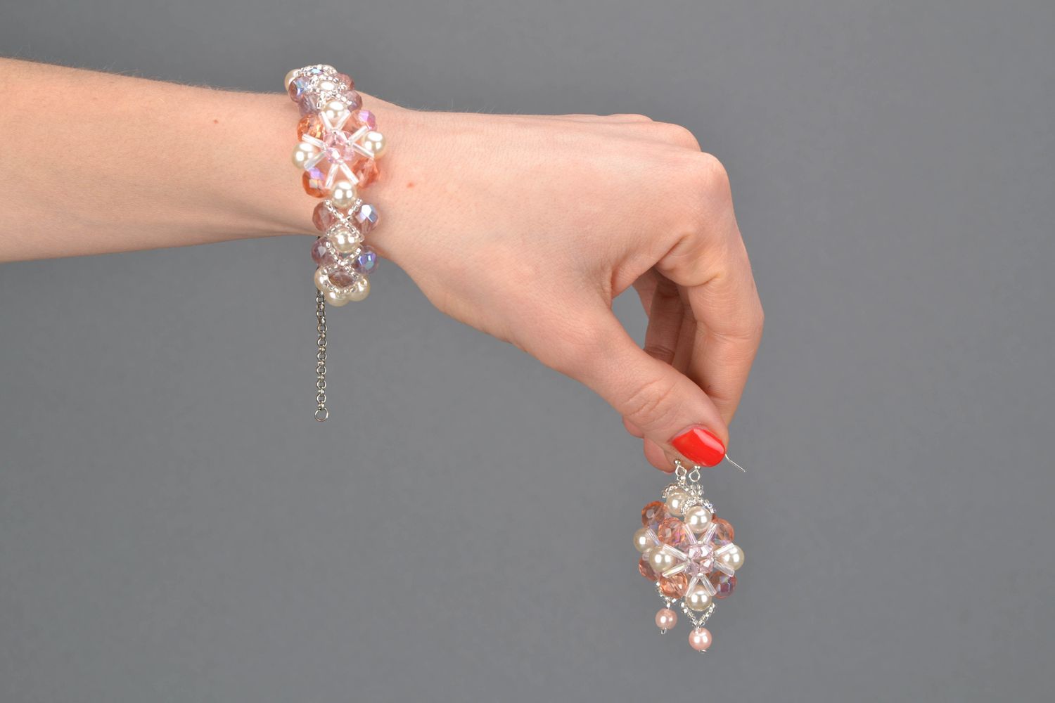 Boucles d'oreilles et bracelet artisanaux en perles de rocaille photo 2