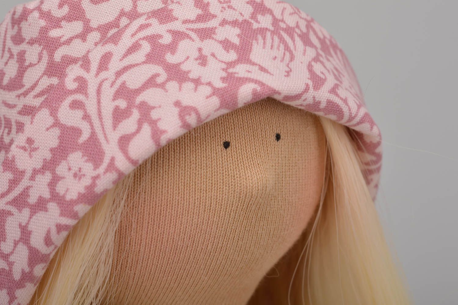 Кукла для интерьера трикотажная ручной работы в розовом платье авторская фото 3