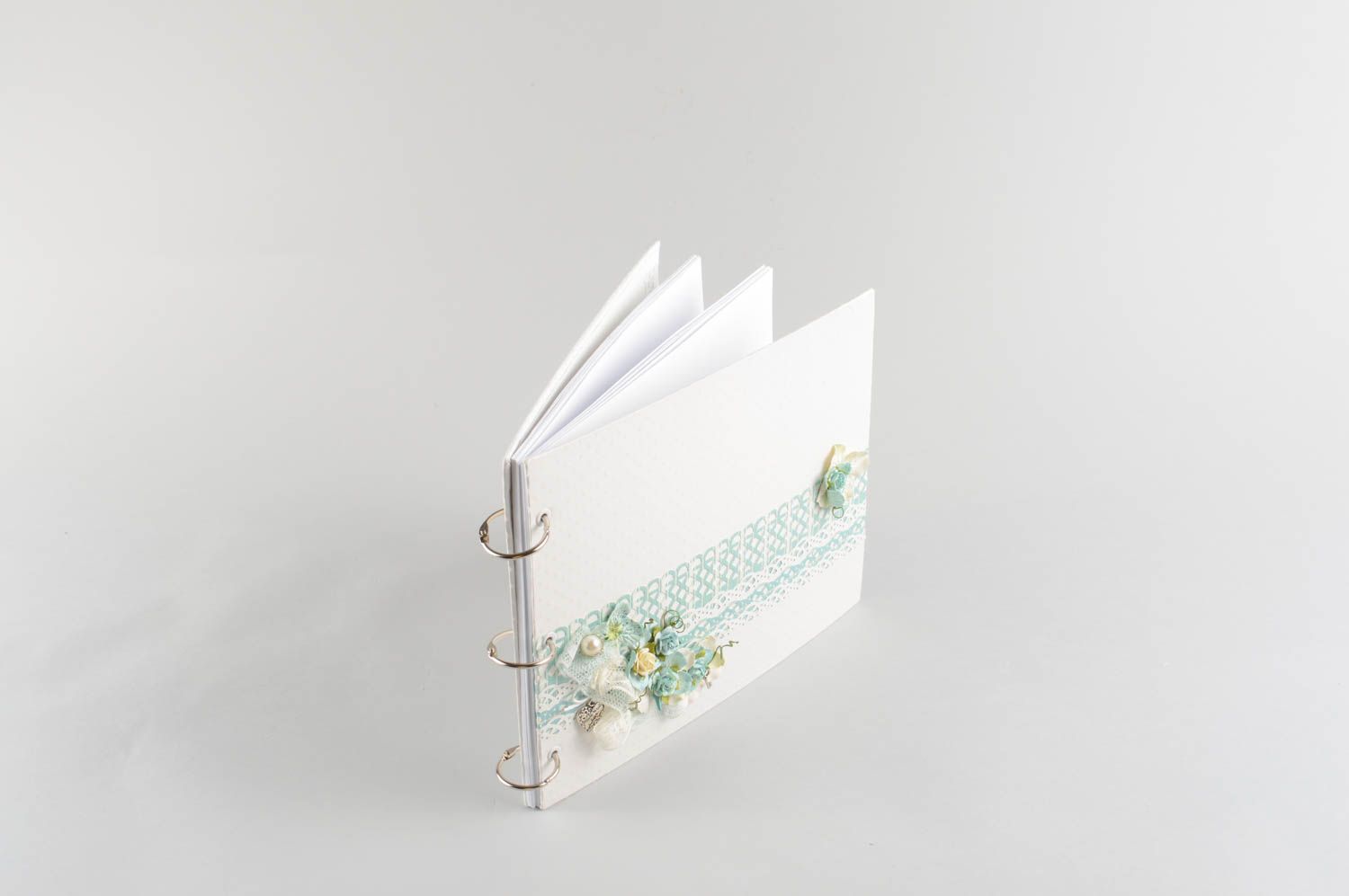 Livre d'or en scrapbooking en carton blanc bleu fait main avec fleurs design photo 4