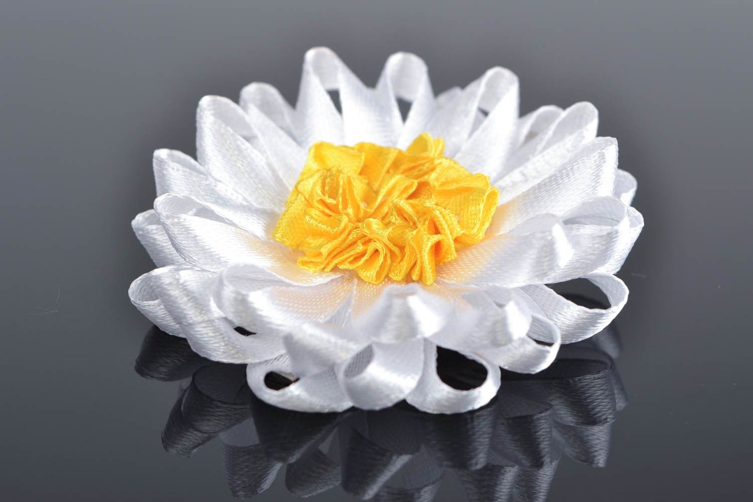White and yellow handmade children's kanzashi satin flower hair clip Camomile photo 1