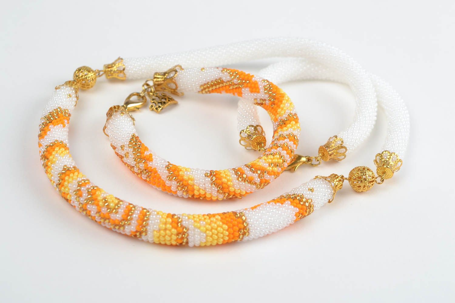 Schmuckset aus Glasperlen Armband und Collier in Weiß und Orange handgemacht  foto 4