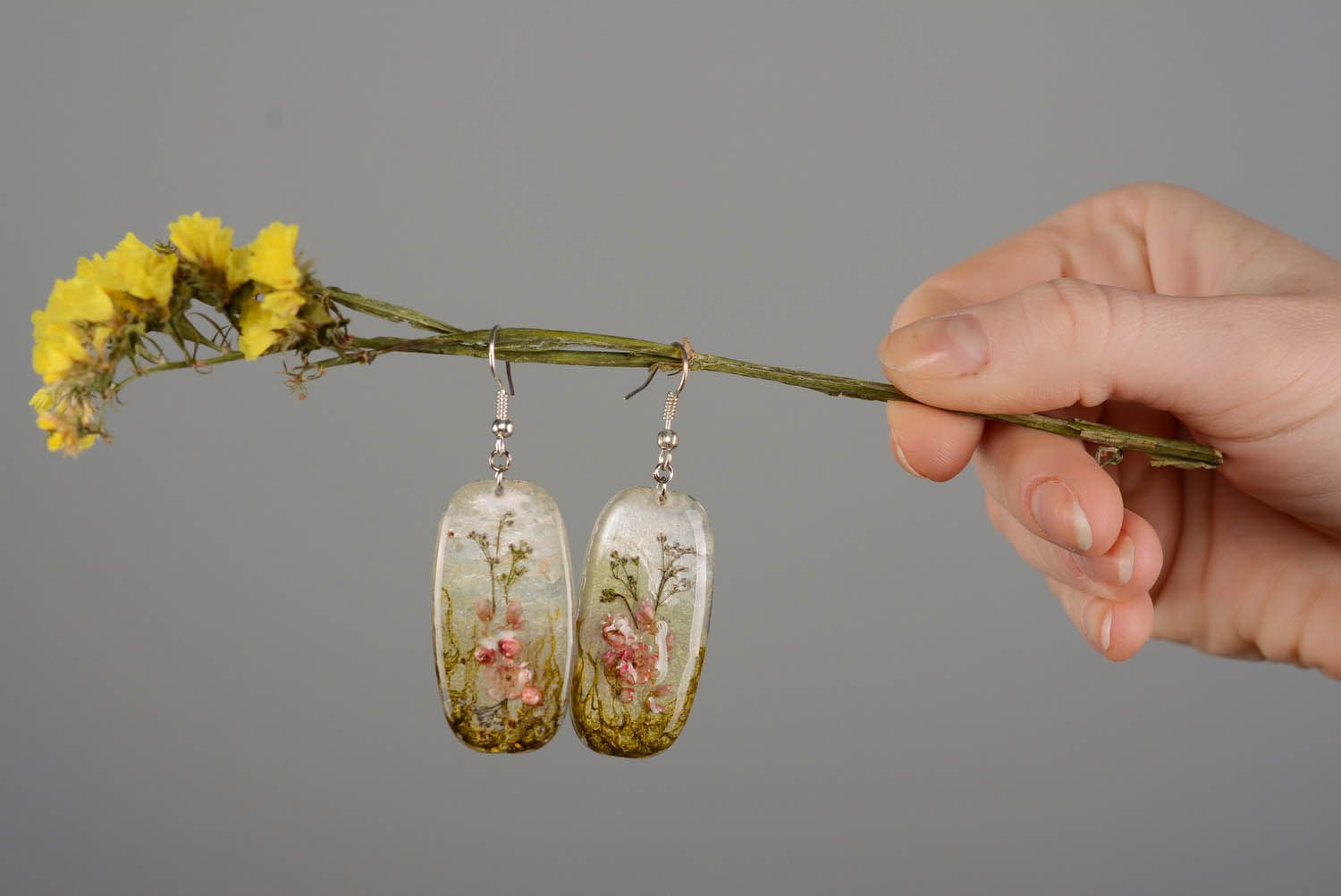 Orecchini con fiori secchi fatti a mano accessorio originale resina rpossidica foto 2