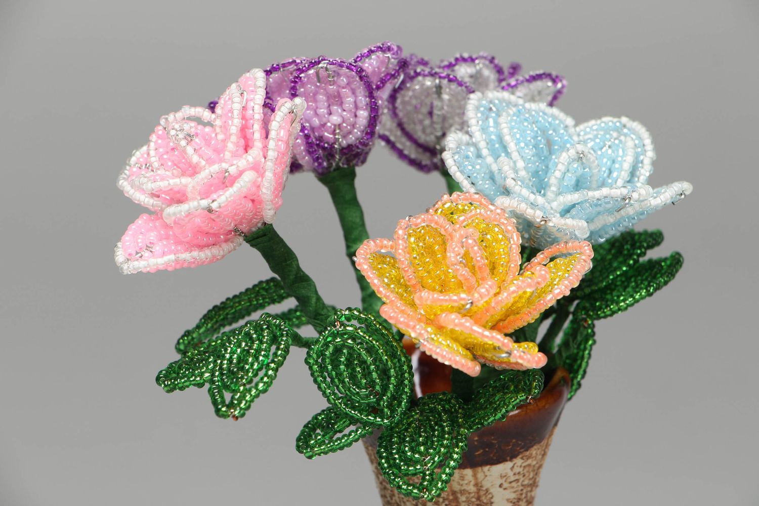 Fleurs artificielles en perles de rocaille dans vase faites main photo 2