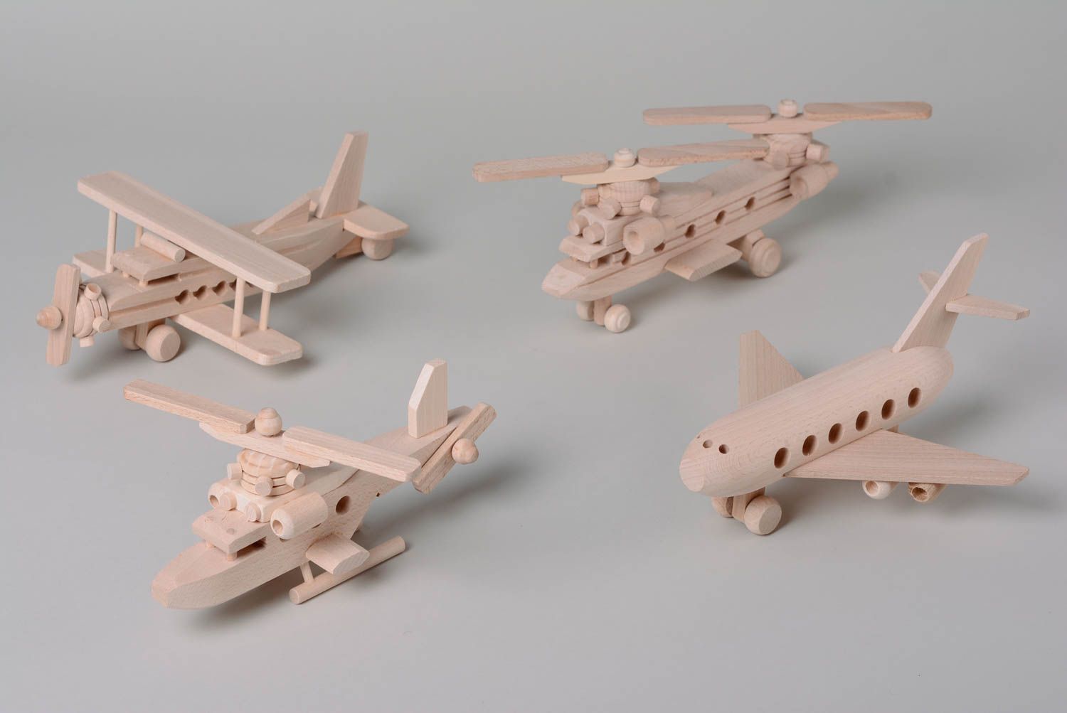 Деревянные игрушки самолеты и вертолеты набор 4 штуки фото 1