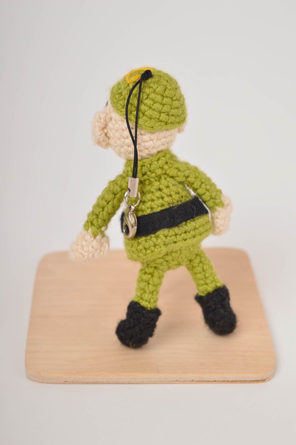 Poupée tricotée Jouet fait main original en fils acryliques Cadeau pour garçon photo 3