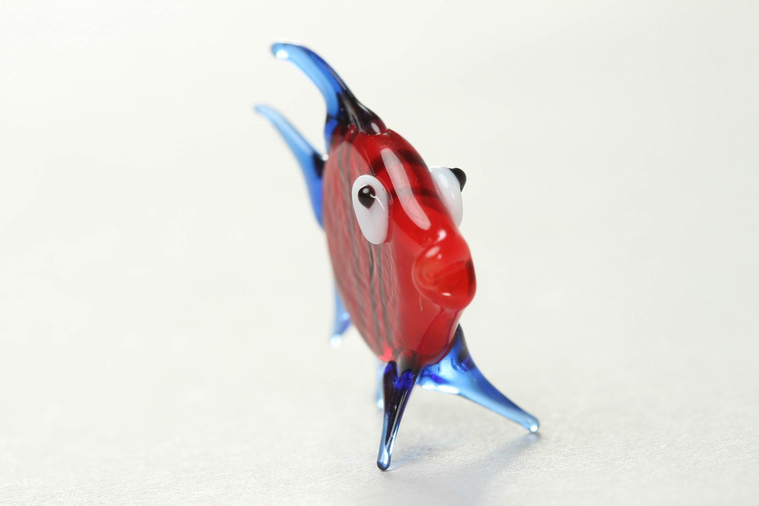 Маленькая стеклянная фигурка в технике лэмпворк Рыбка фото 2