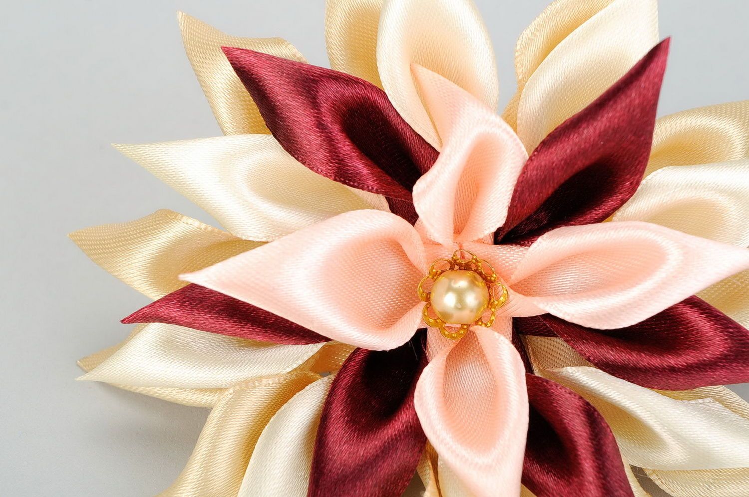 Резинка-цветок из атласных лент фото 5