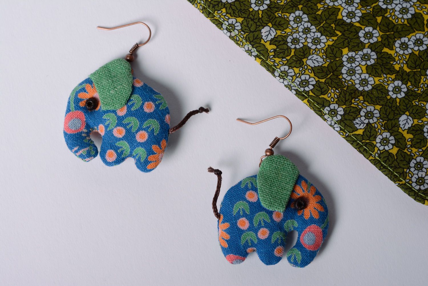 Boucles d'oreilles artisanales de lin et coton naturels faites main éléphants photo 1