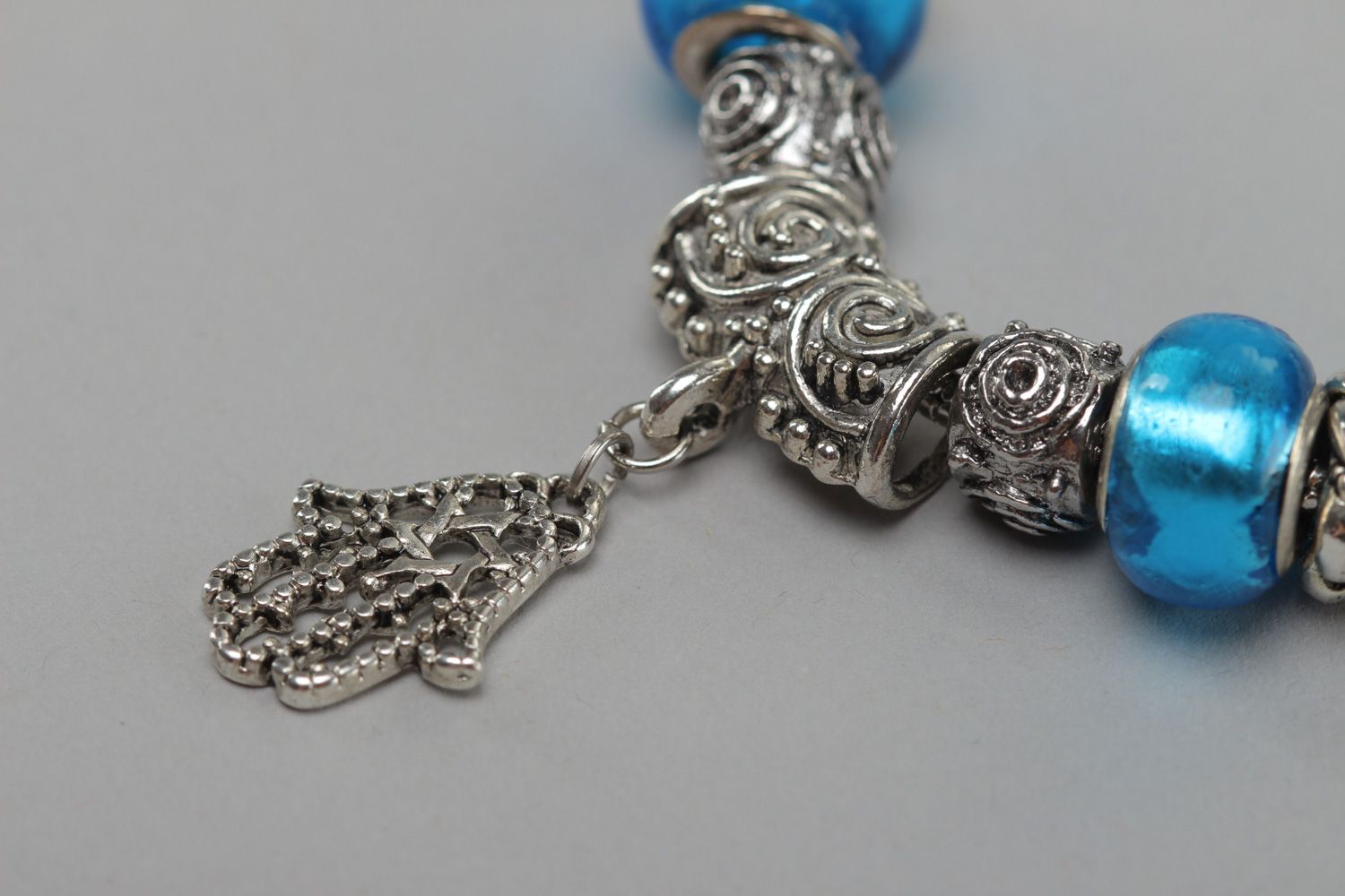 Originelles handgemachtes Armband aus Metall mit blauen Perlen Geschenk für Frauen foto 3