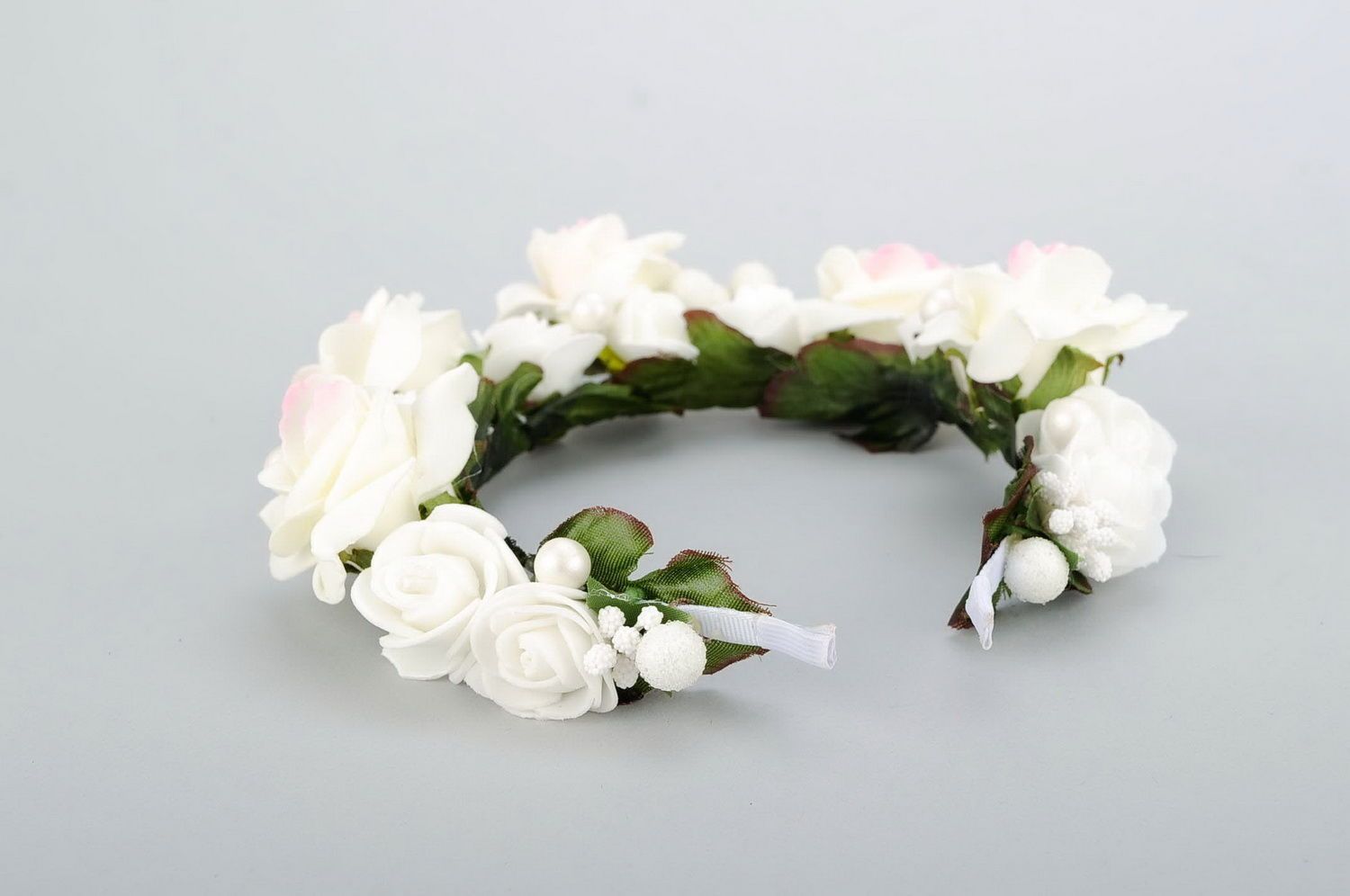 Headband with white artificial roses photo 2