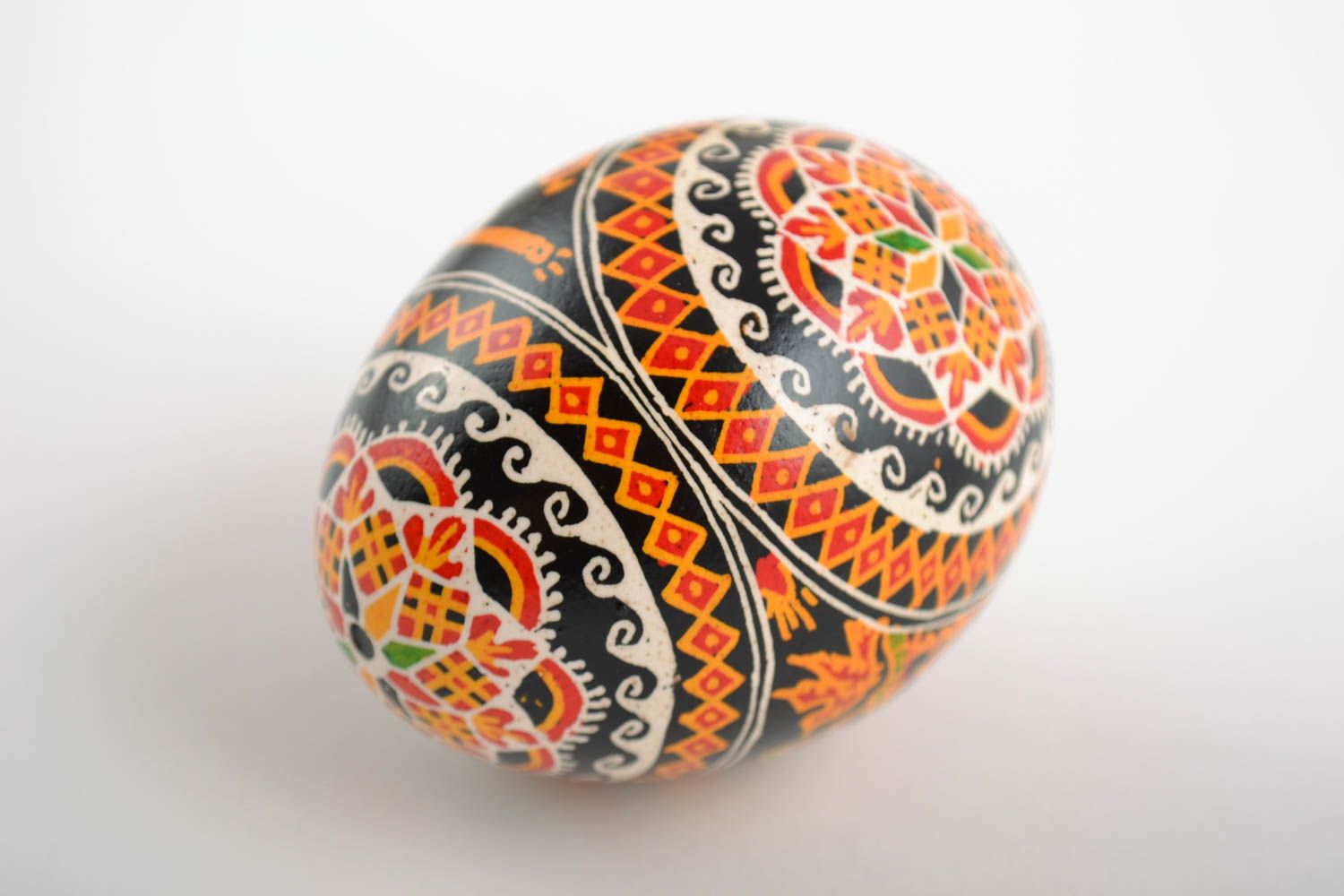 Huevo de Pascua de gallina artesanal pintado con acrílicos bonito foto 4