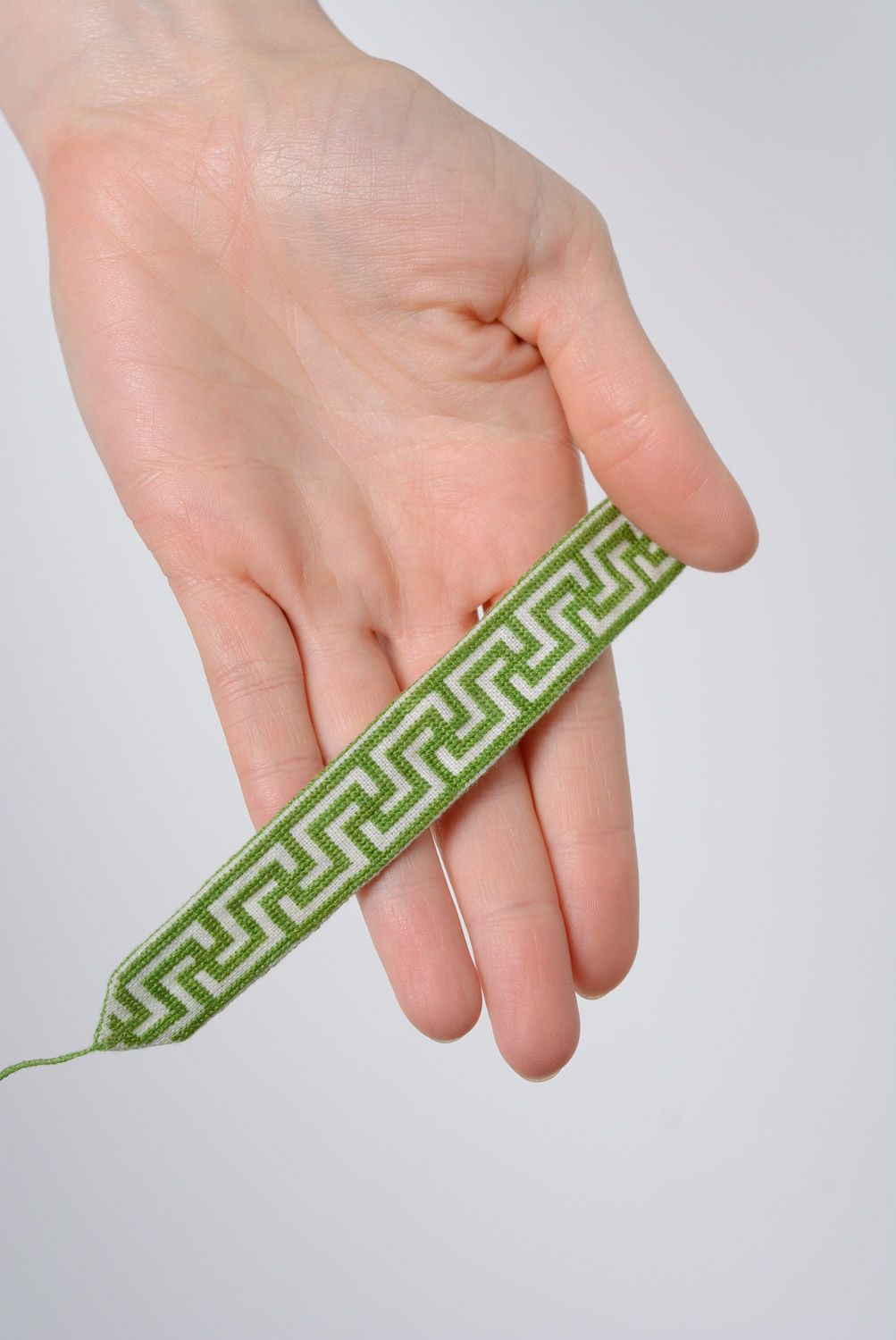 Браслет с вышивкой крестиком тканевый ручной работы белый с зеленым авторский фото 2