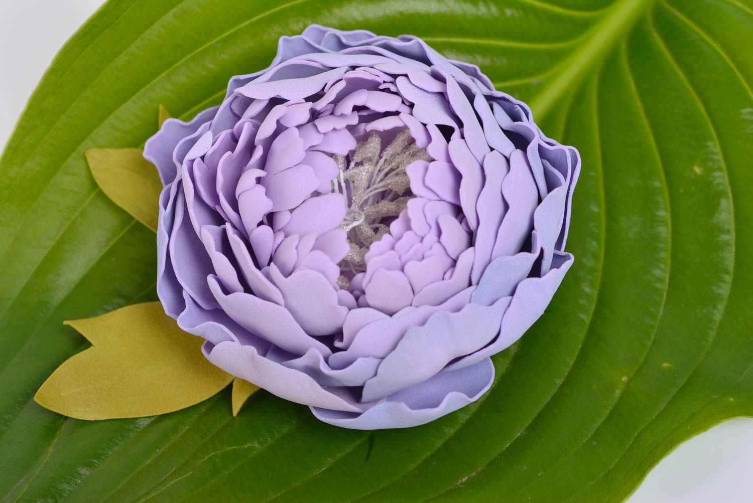 Handgemachtes Lila Haargummi Blume aus formbarem Wildleder schmuckvoll schön foto 1