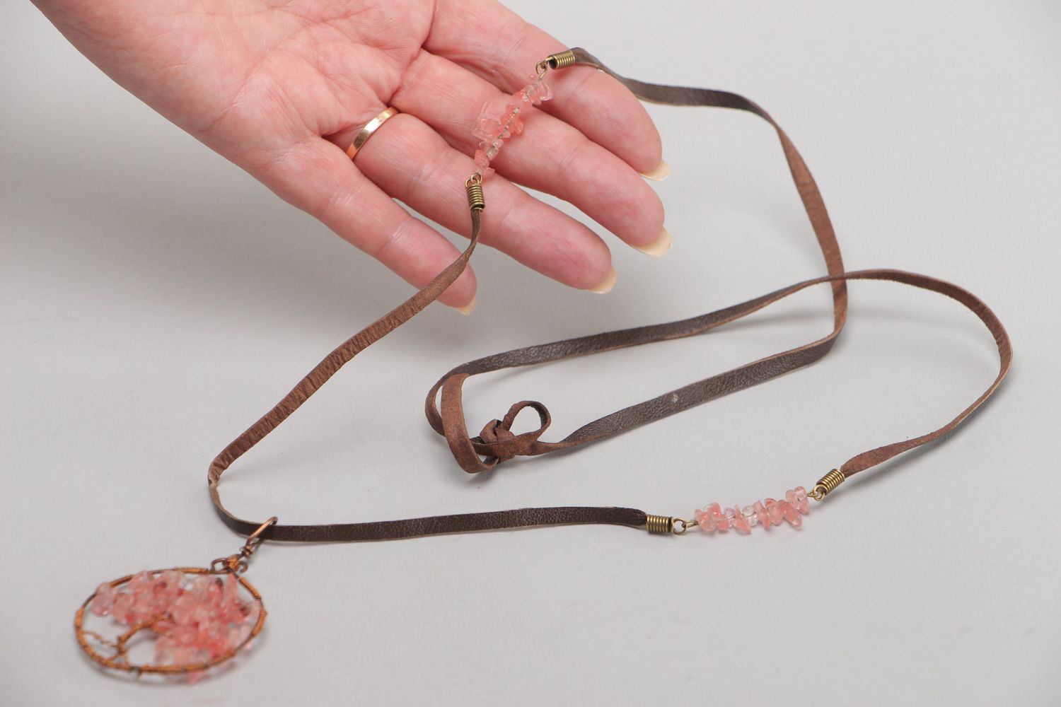 Joli collier en pierre naturelle quartz rose fait main avec lacet en cuir photo 5