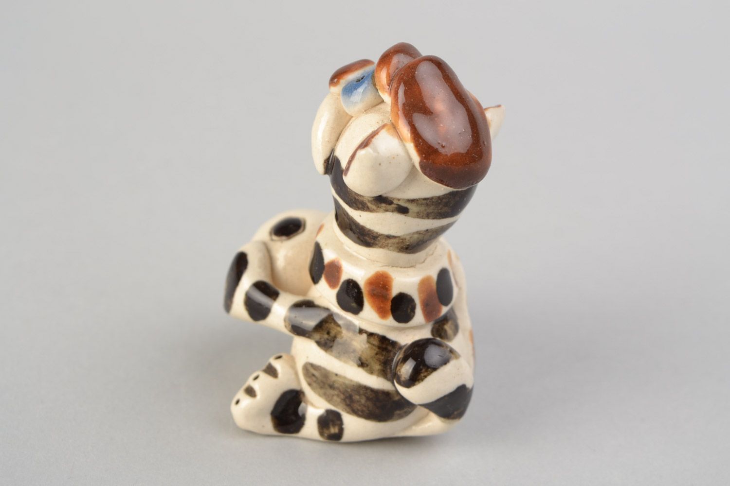 Petite figurine en céramique peinte blanc-brun faite main chat avec ballon photo 5